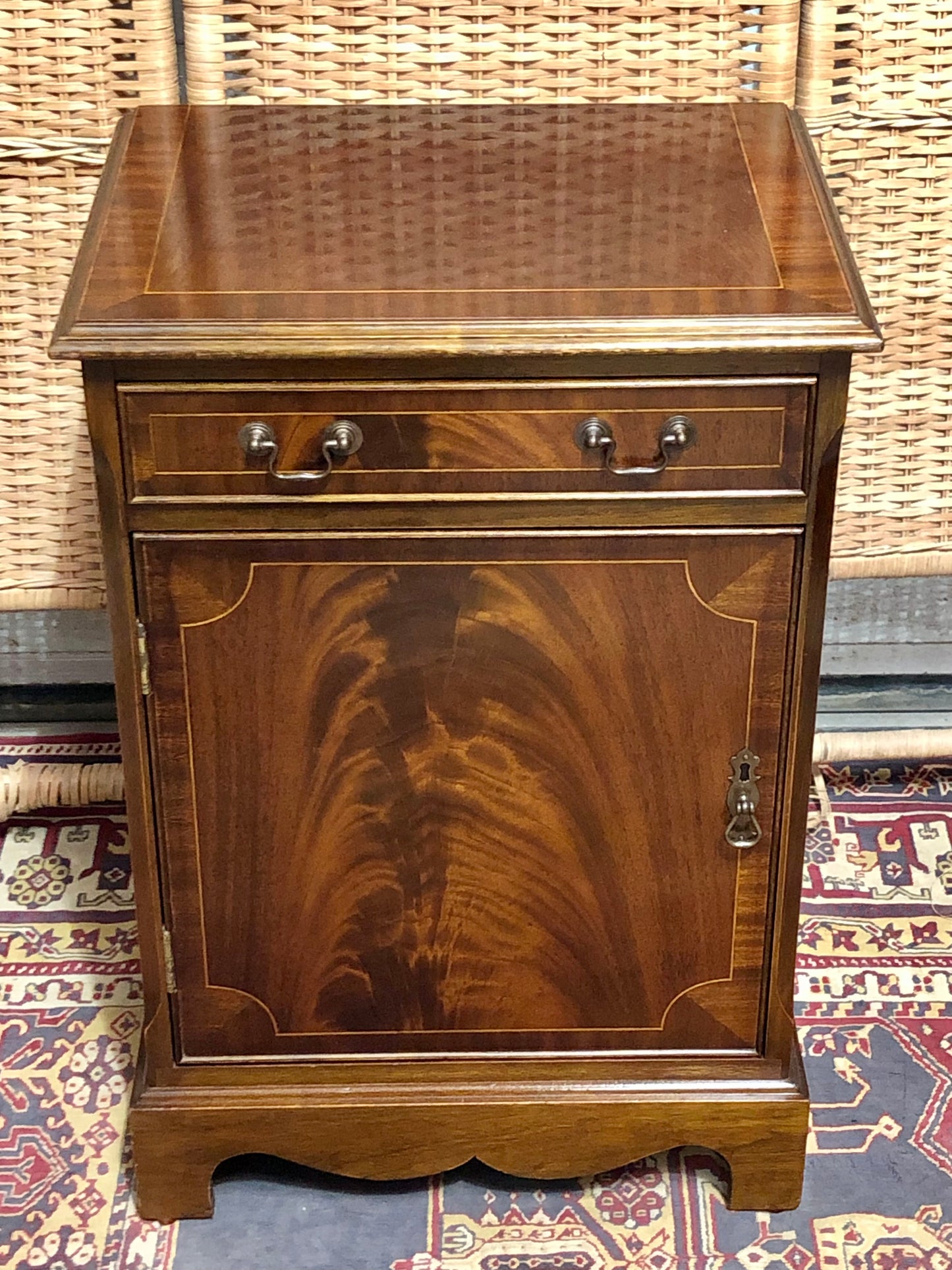 000650....Handsome Vintage Mahogany Bedside/Lamp Table