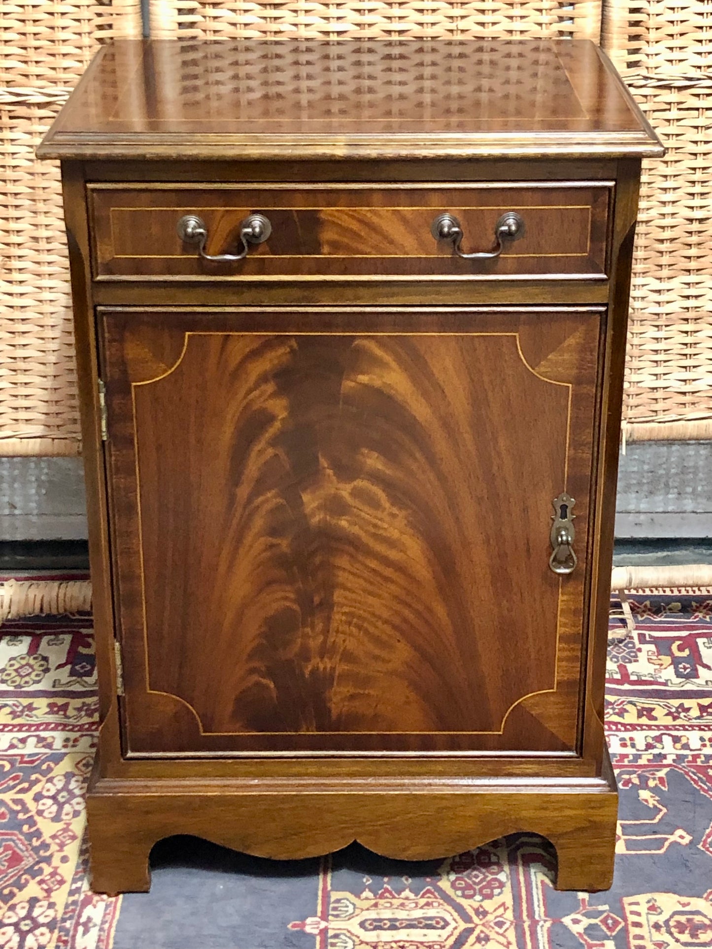 000650....Handsome Vintage Mahogany Bedside/Lamp Table