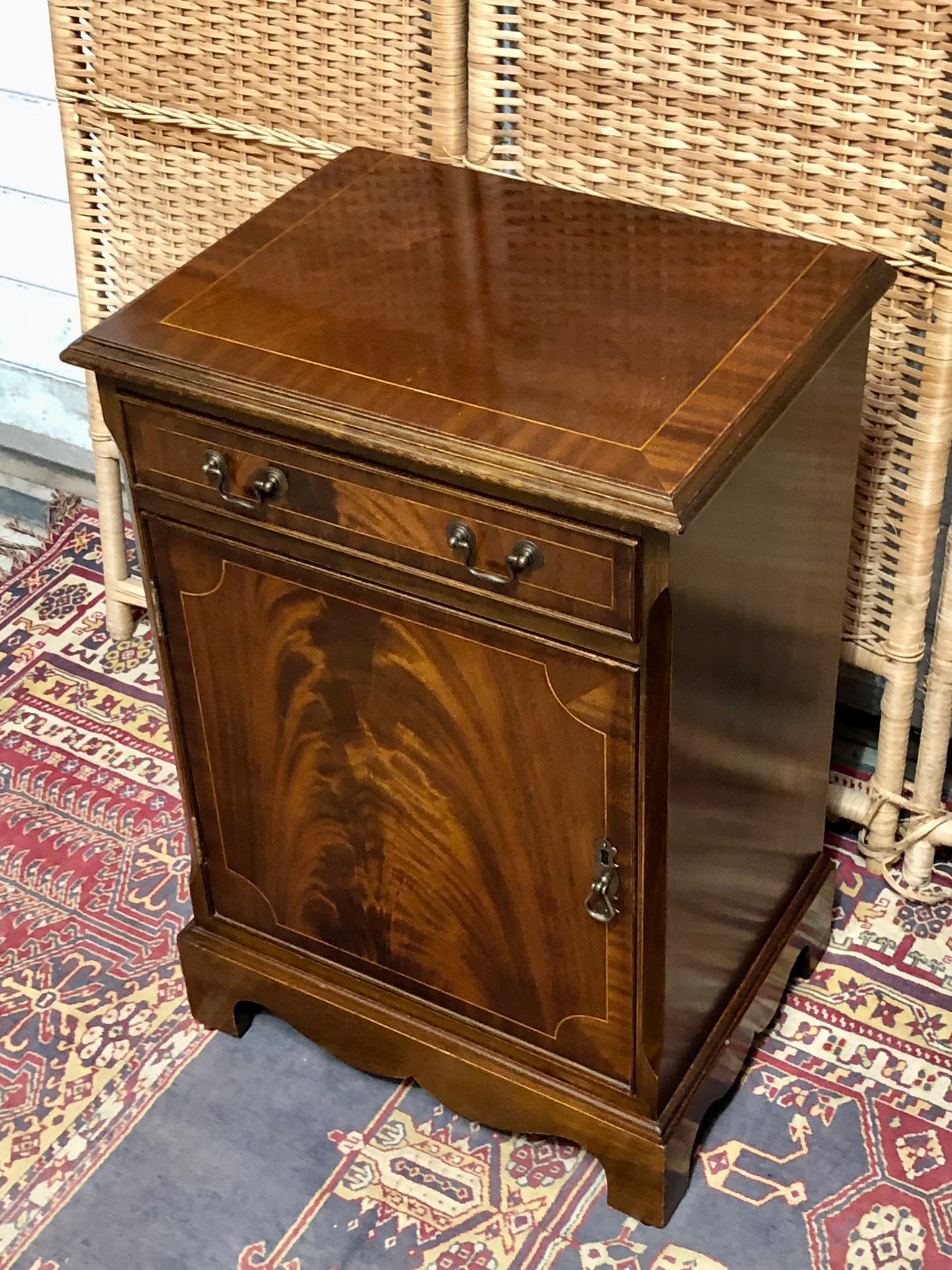 000650....Handsome Vintage Mahogany Bedside/Lamp Table