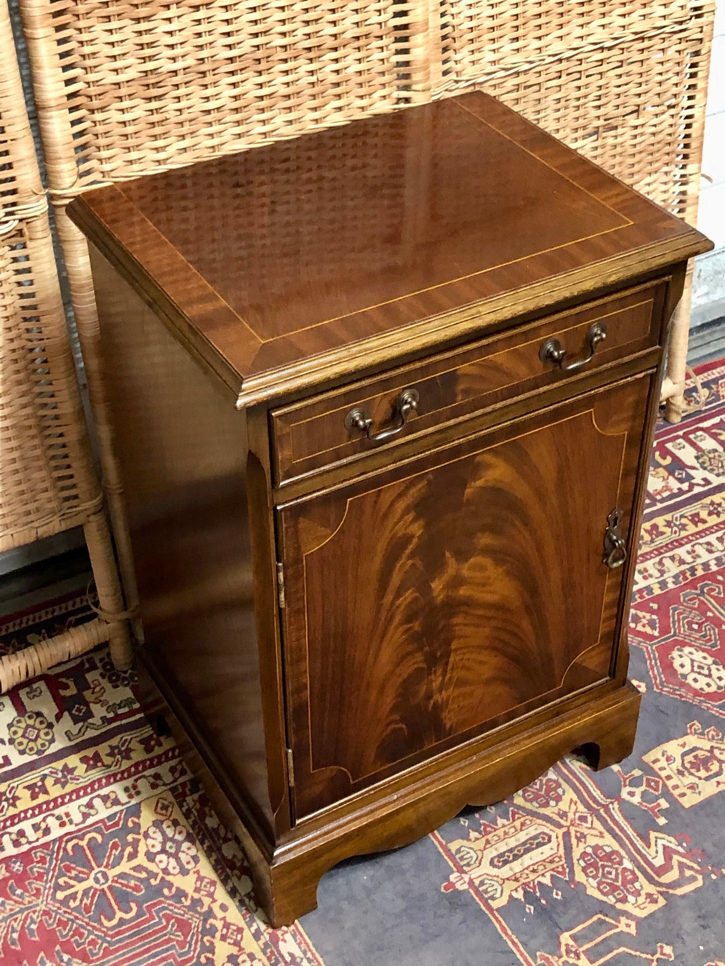 000650....Handsome Vintage Mahogany Bedside/Lamp Table