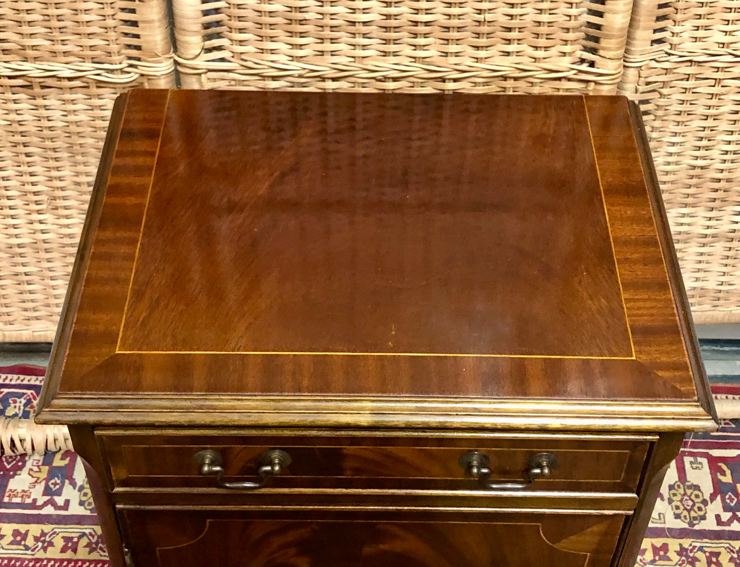 000650....Handsome Vintage Mahogany Bedside/Lamp Table