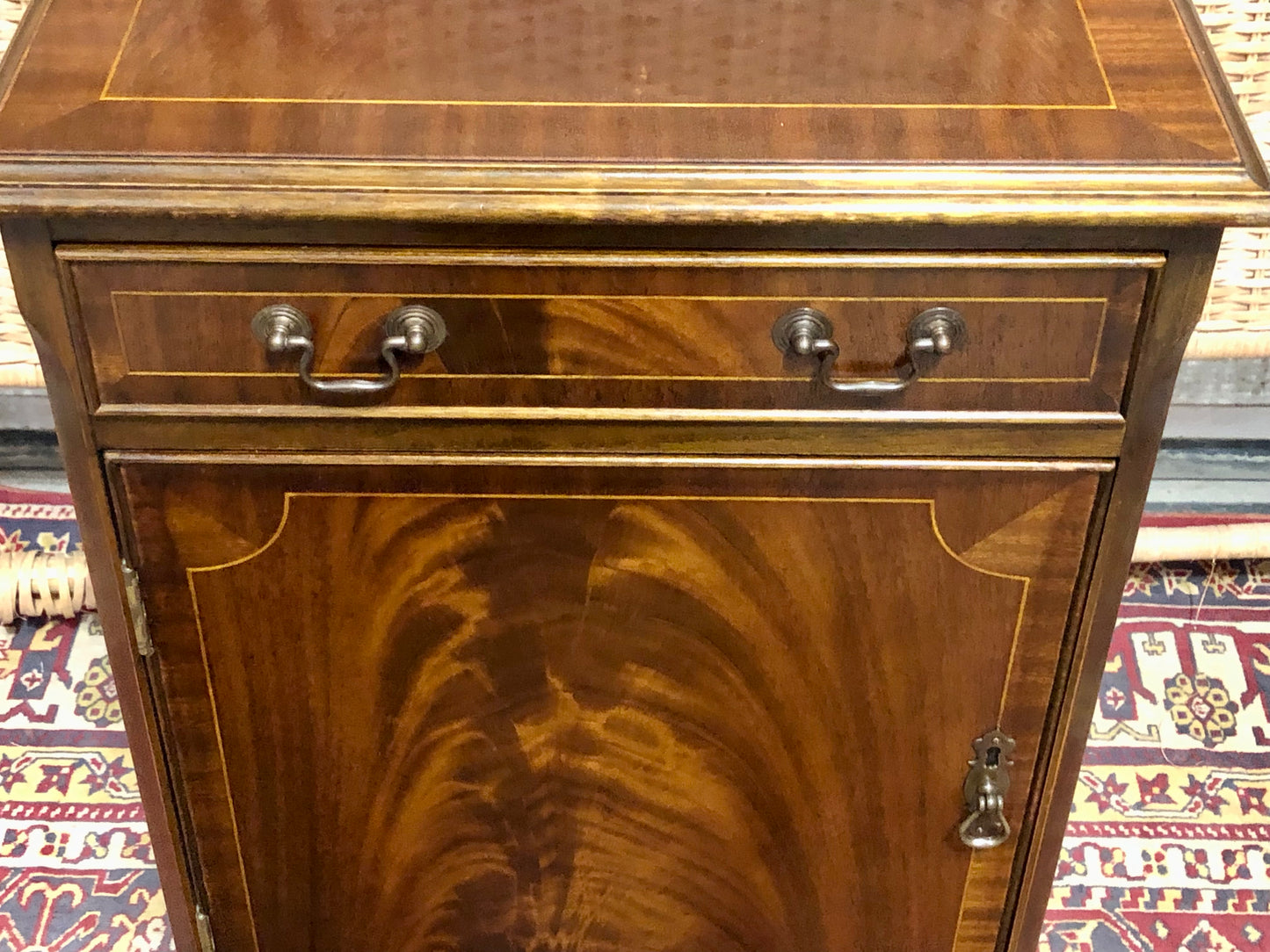 000650....Handsome Vintage Mahogany Bedside/Lamp Table