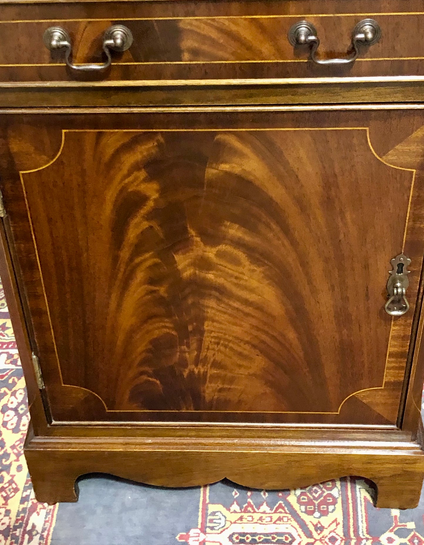 000650....Handsome Vintage Mahogany Bedside/Lamp Table