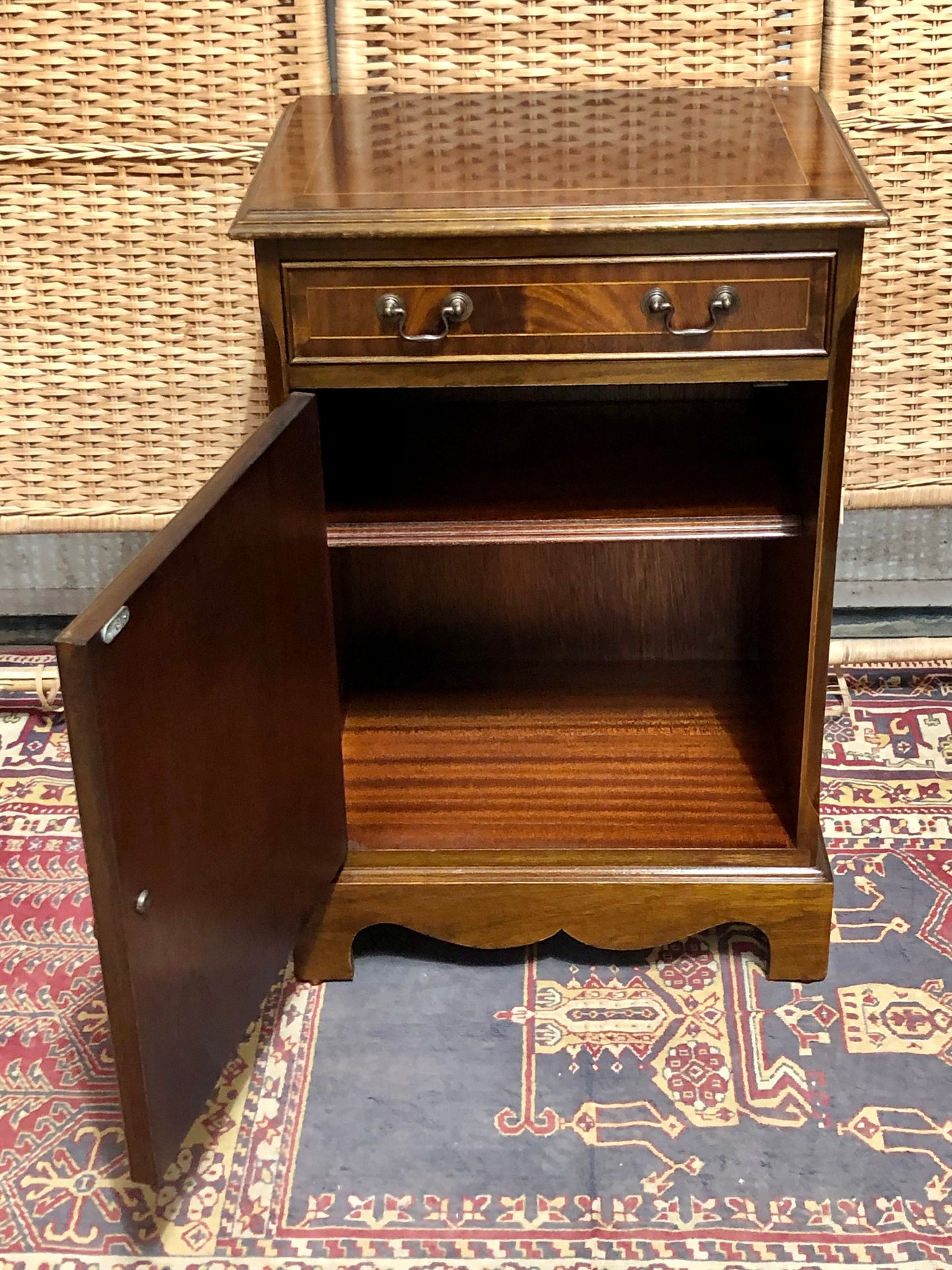 000650....Handsome Vintage Mahogany Bedside/Lamp Table