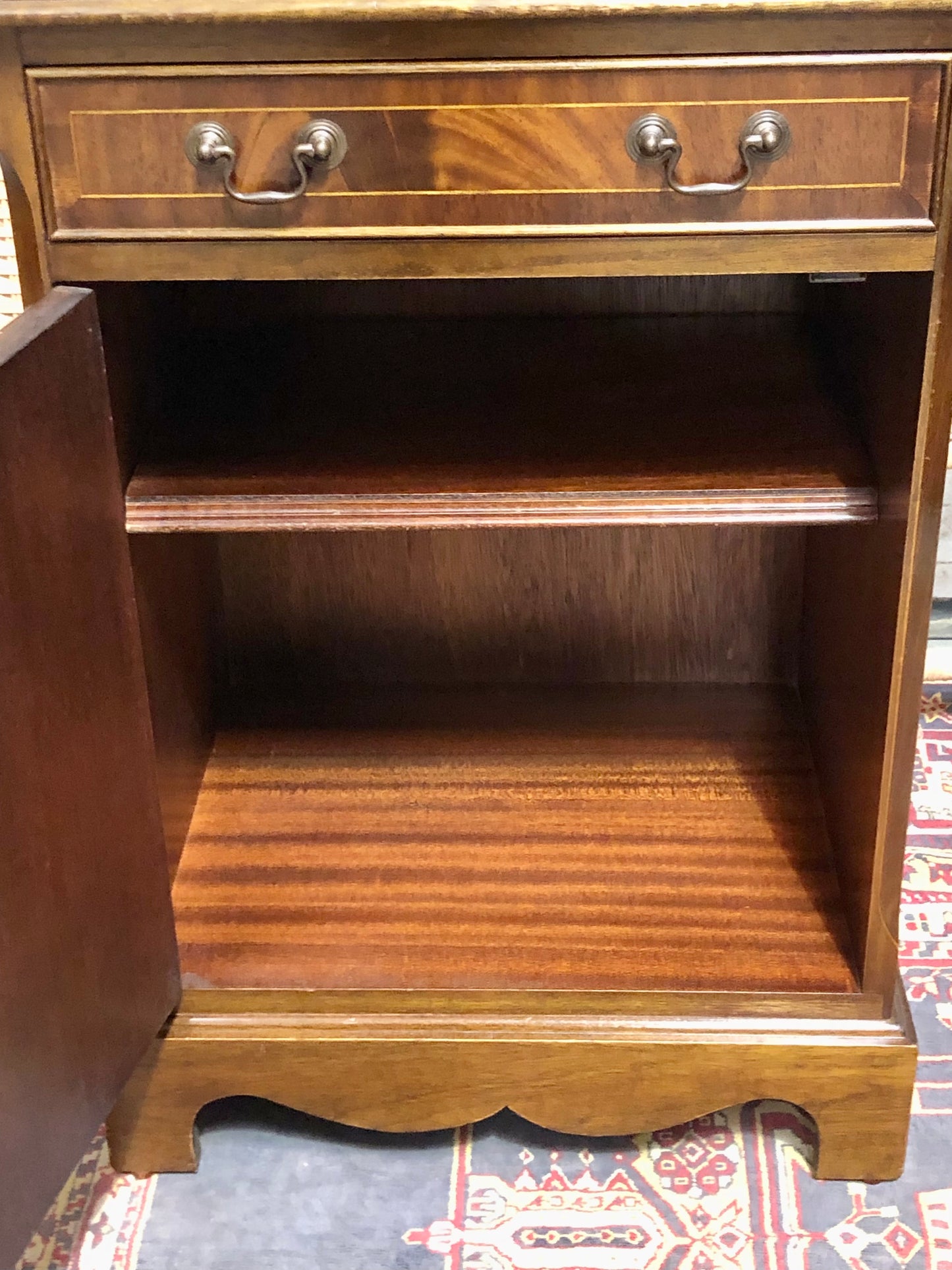 000650....Handsome Vintage Mahogany Bedside/Lamp Table