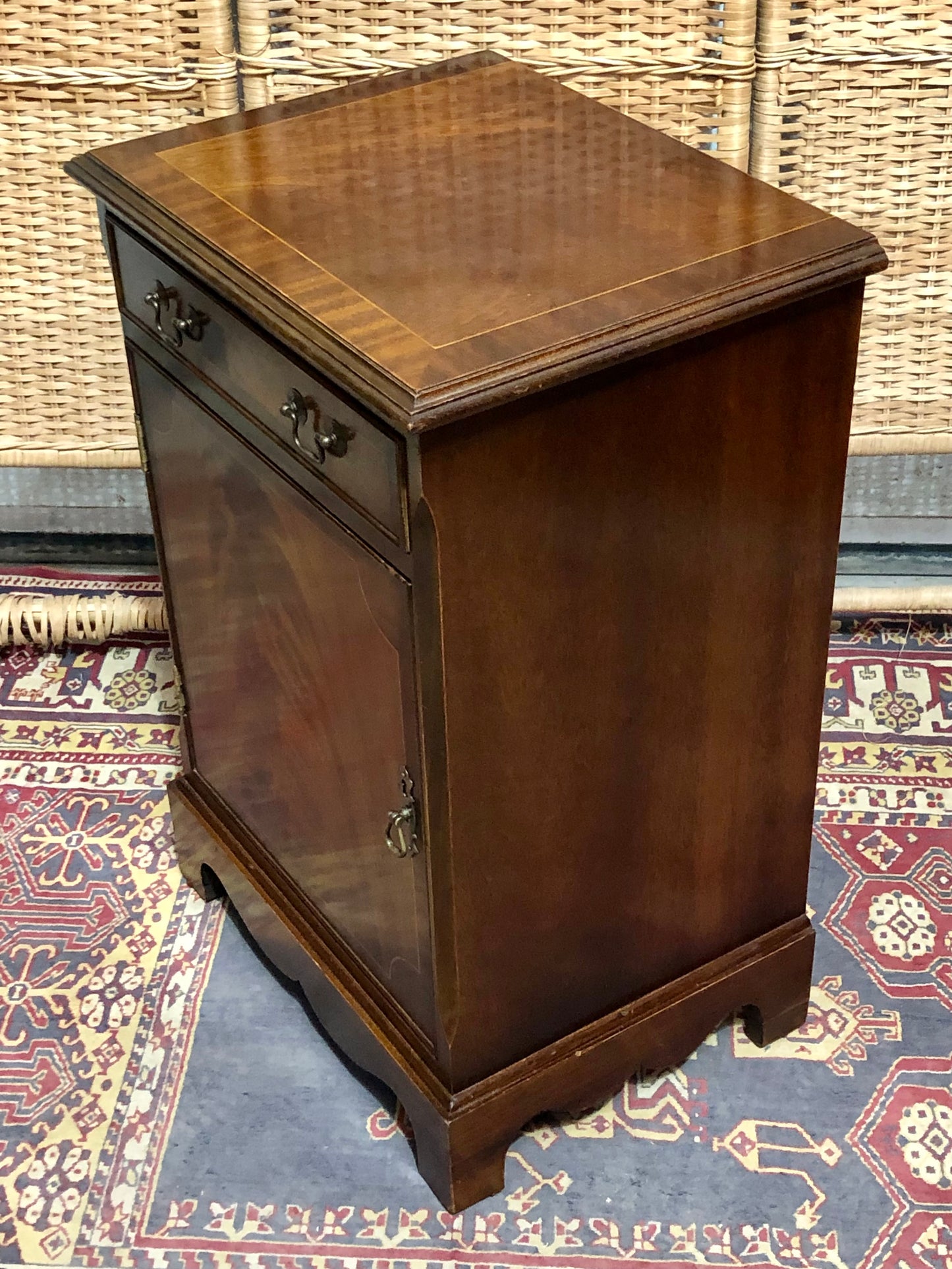 000650....Handsome Vintage Mahogany Bedside/Lamp Table