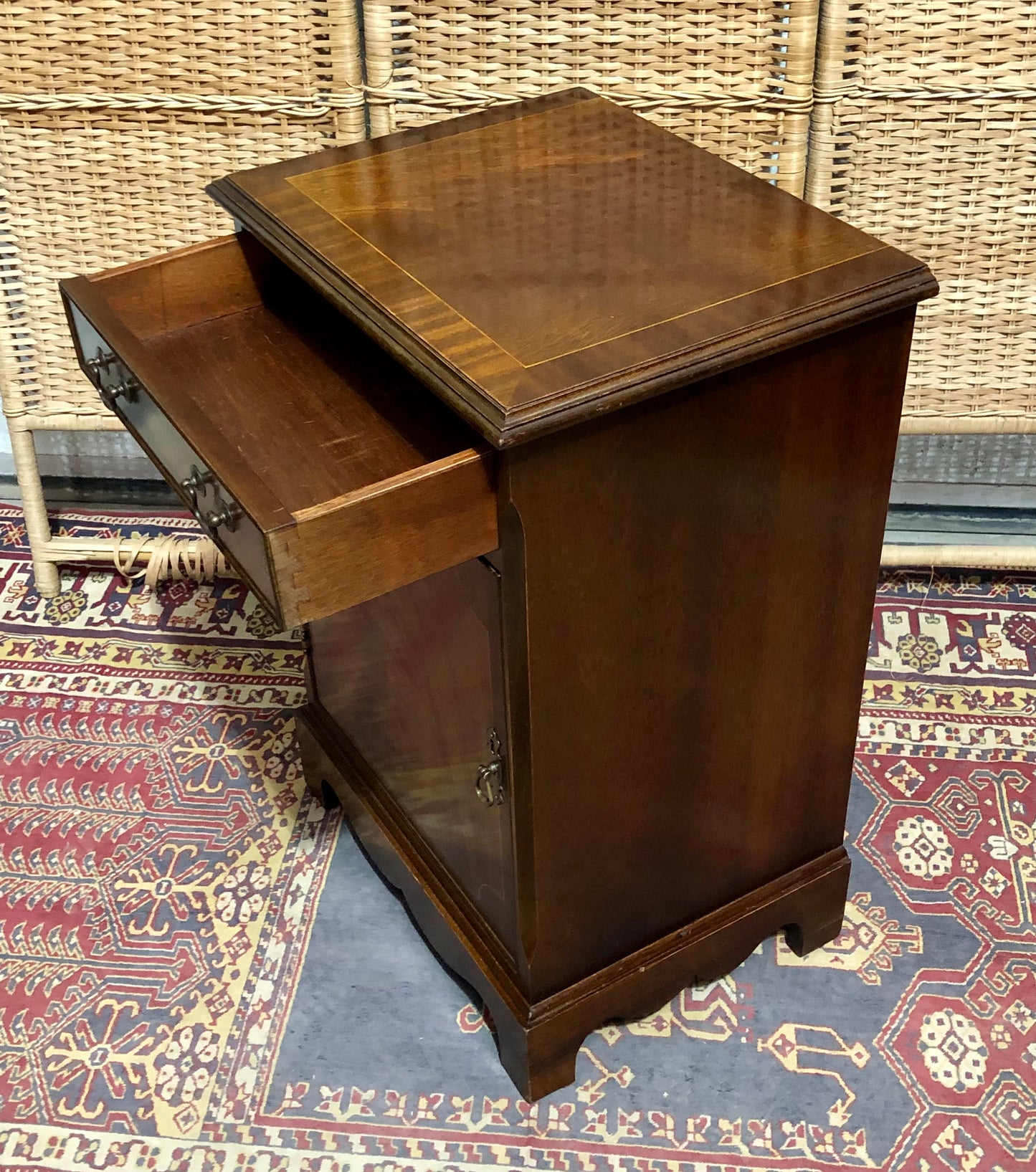 000650....Handsome Vintage Mahogany Bedside/Lamp Table