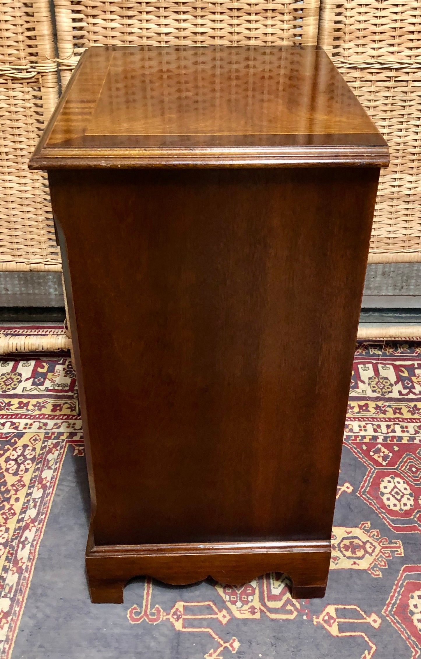 000650....Handsome Vintage Mahogany Bedside/Lamp Table