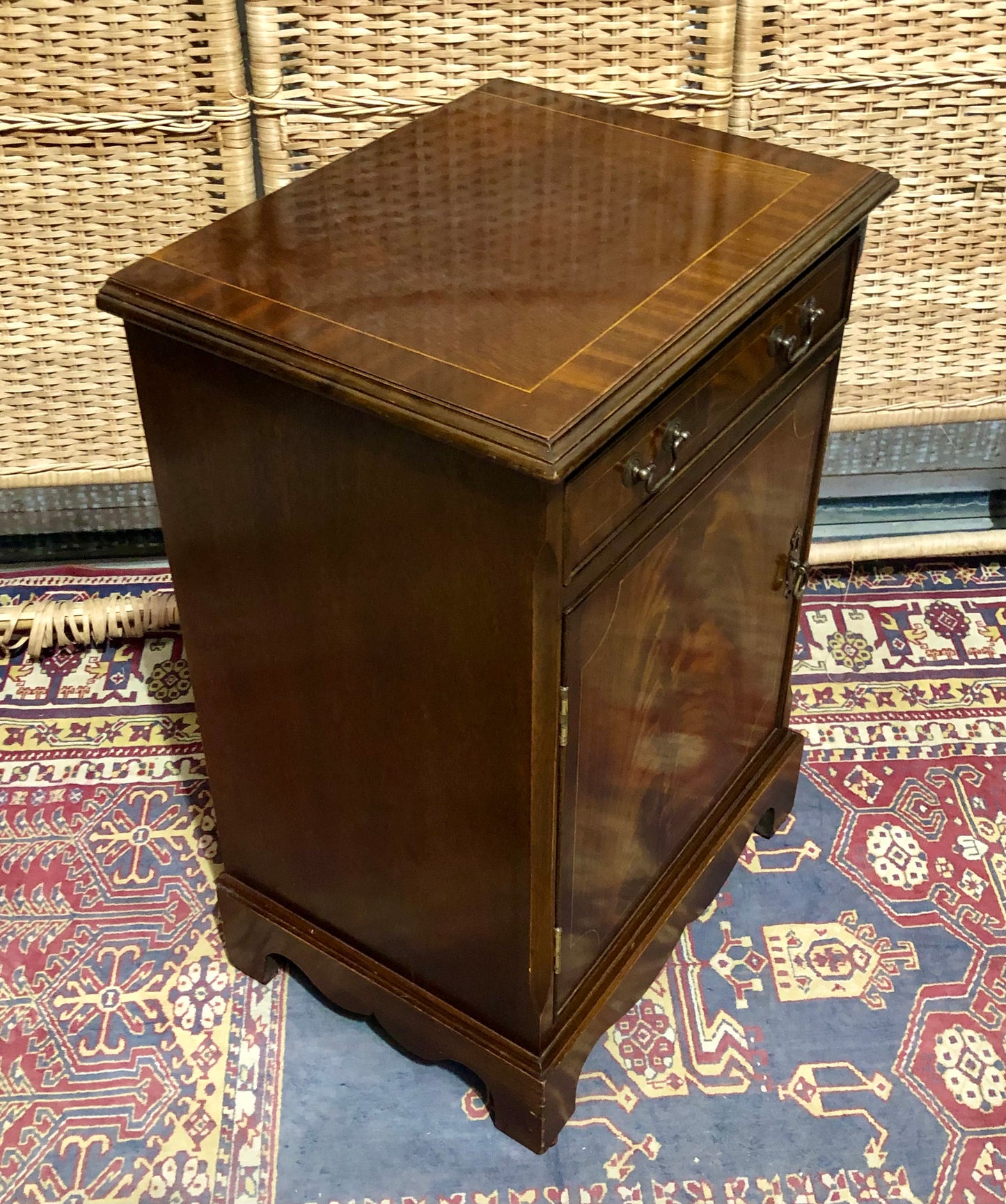 000650....Handsome Vintage Mahogany Bedside/Lamp Table