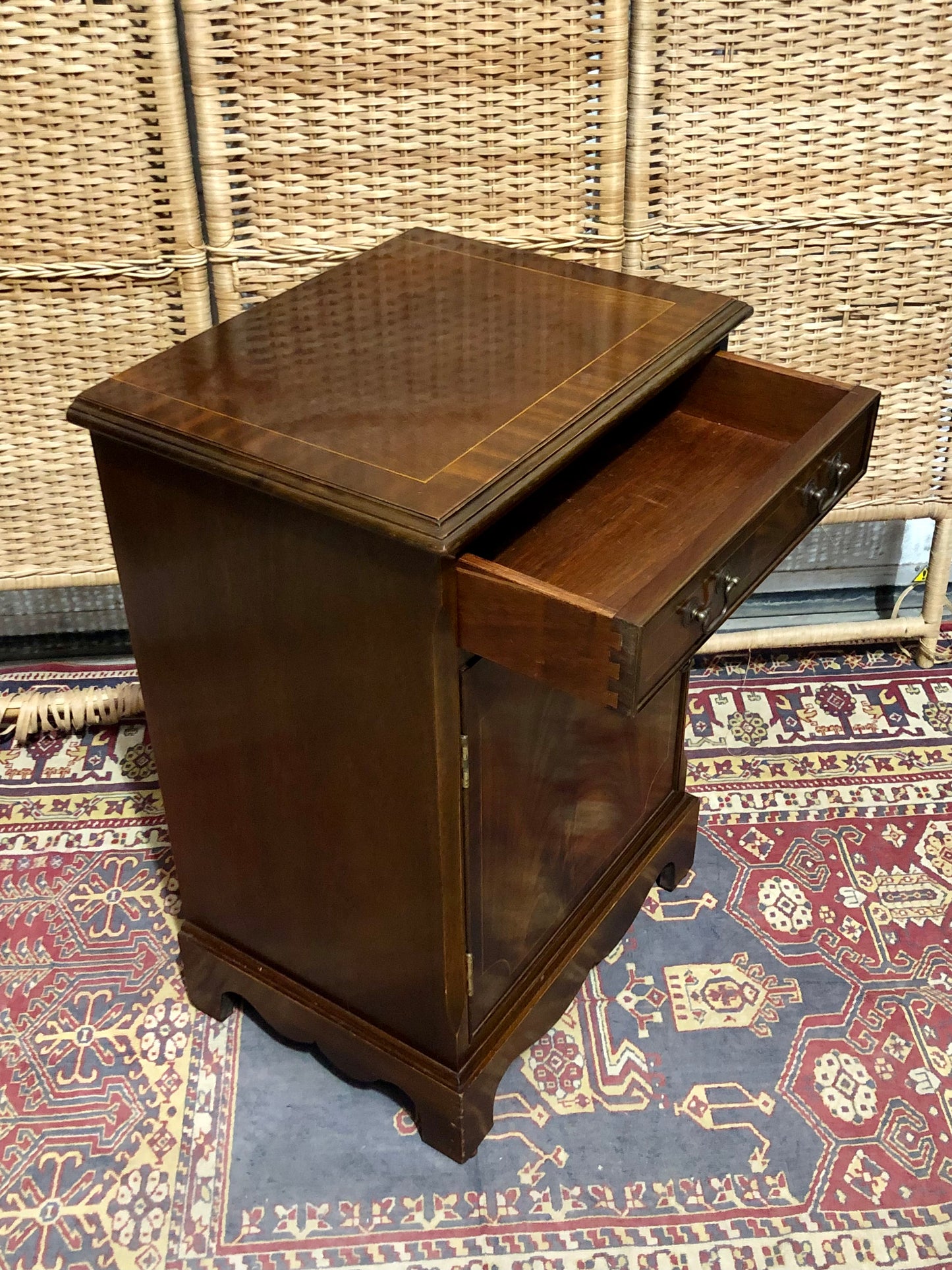 000650....Handsome Vintage Mahogany Bedside/Lamp Table