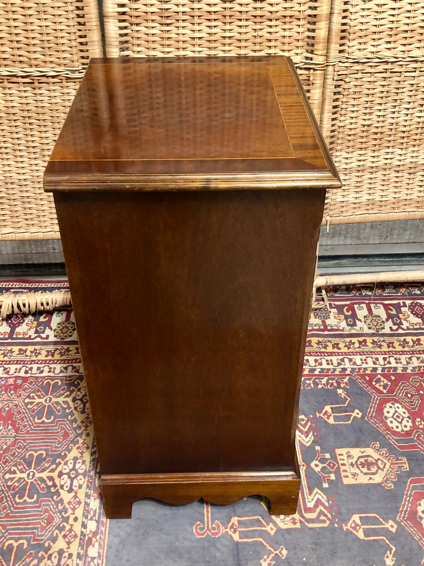000650....Handsome Vintage Mahogany Bedside/Lamp Table