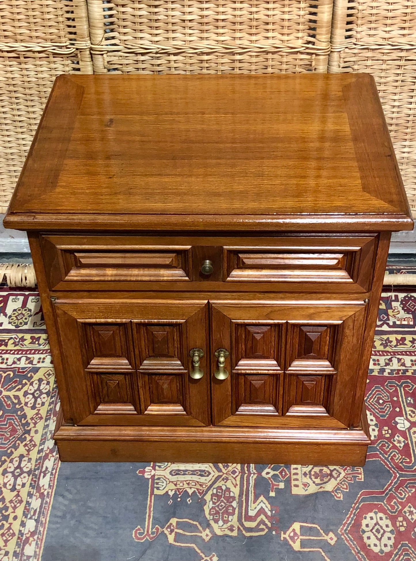 000644....Handsome Pair Of Vintage Bedside Tables