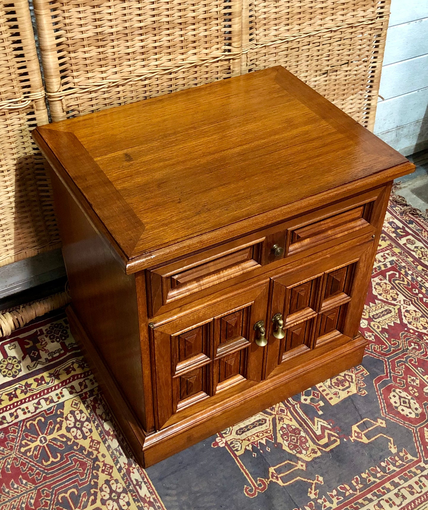 000644....Handsome Pair Of Vintage Bedside Tables