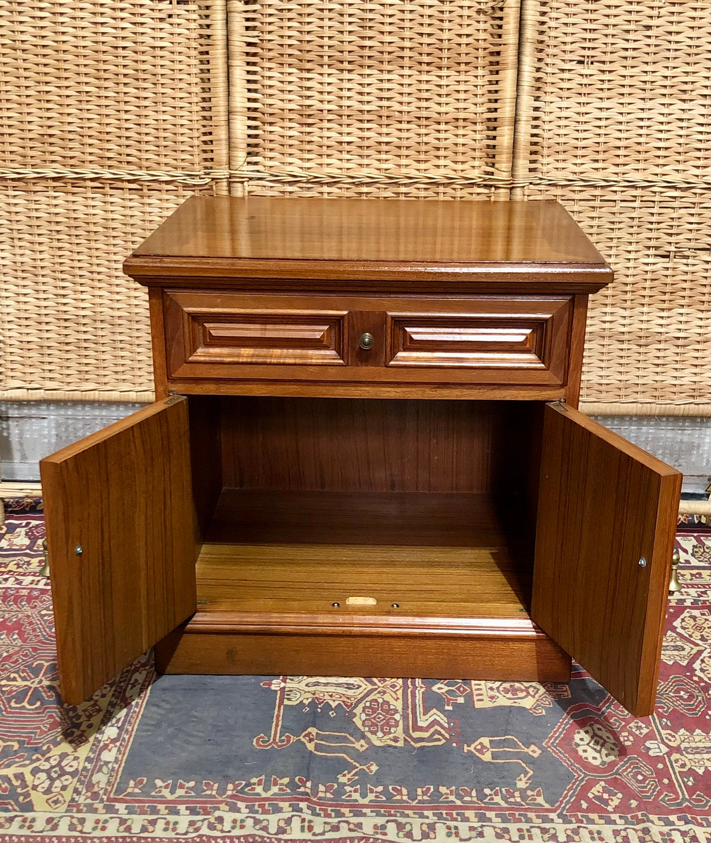 000644....Handsome Pair Of Vintage Bedside Tables