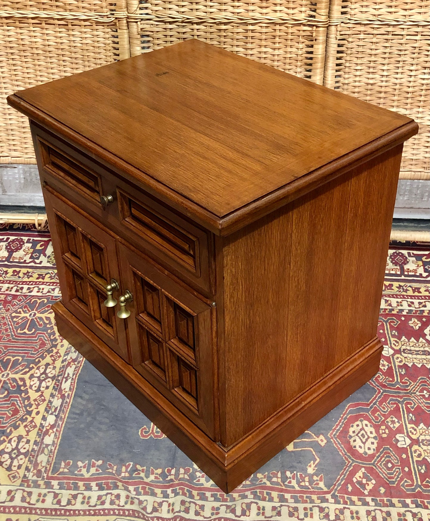 000644....Handsome Pair Of Vintage Bedside Tables