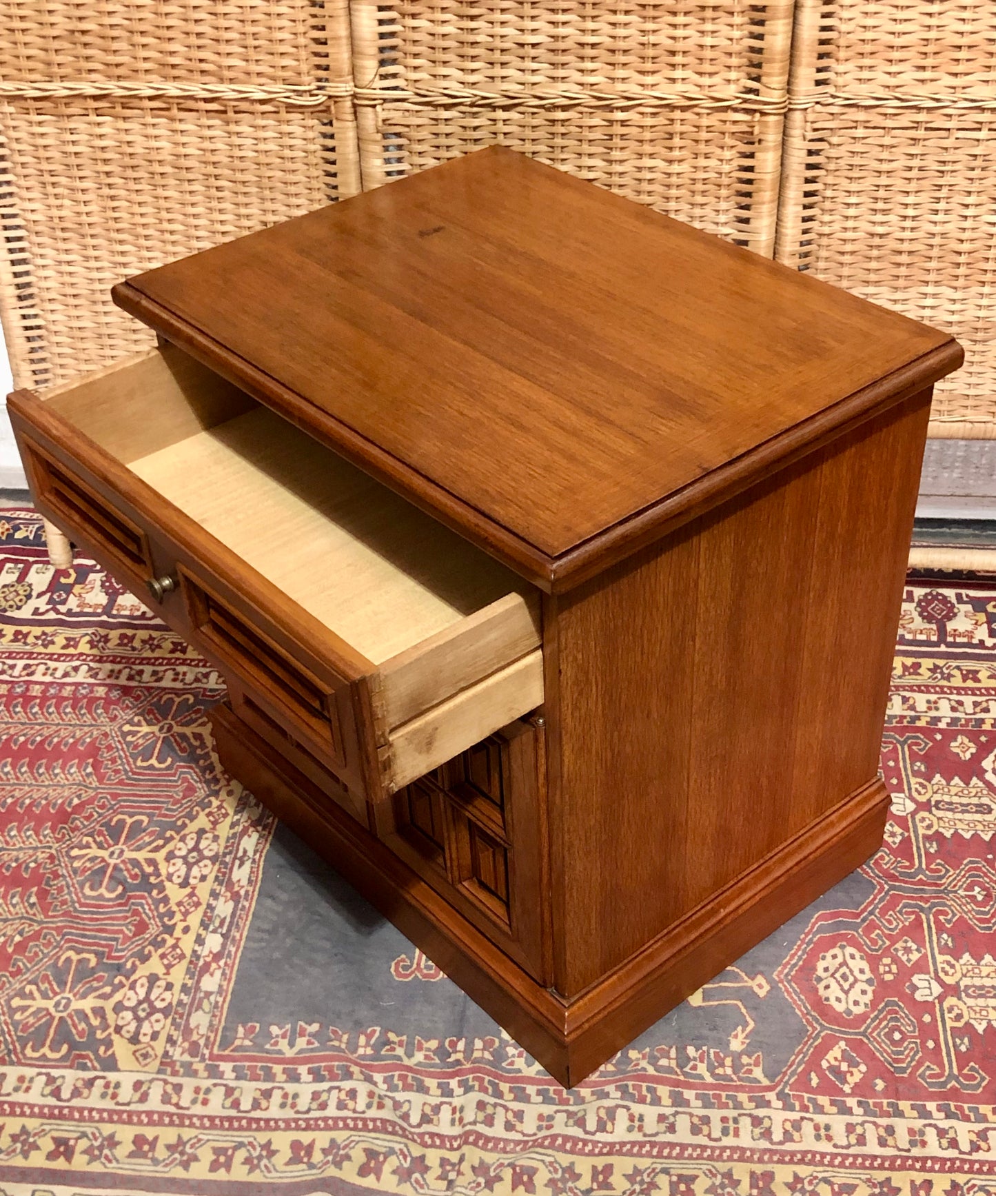 000644....Handsome Pair Of Vintage Bedside Tables
