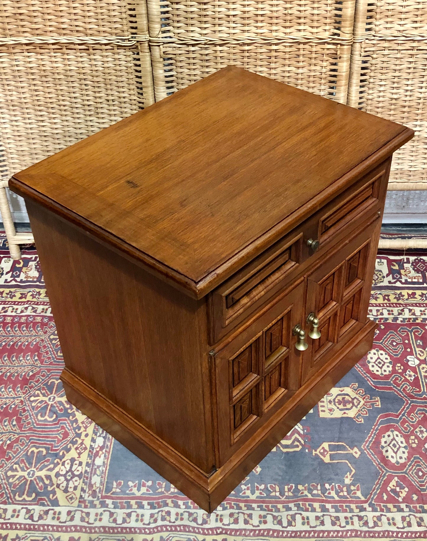 000644....Handsome Pair Of Vintage Bedside Tables