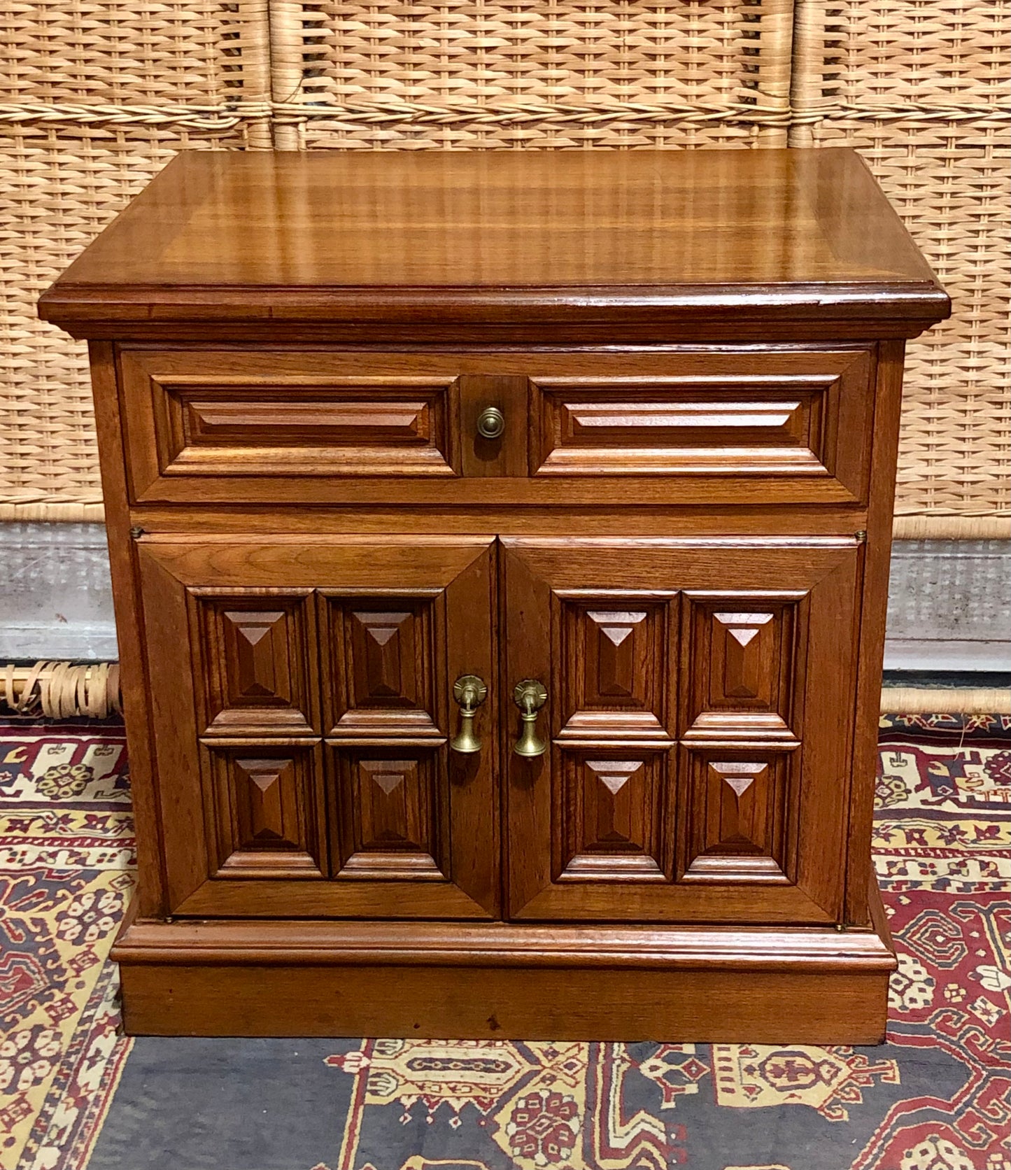 000644....Handsome Pair Of Vintage Bedside Tables
