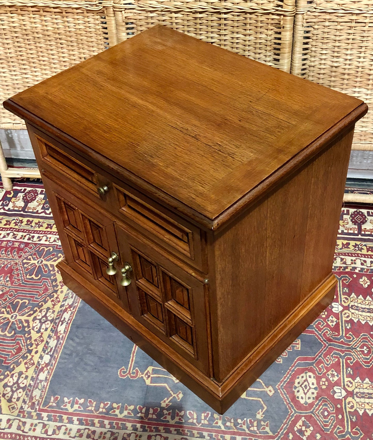 000644....Handsome Pair Of Vintage Bedside Tables