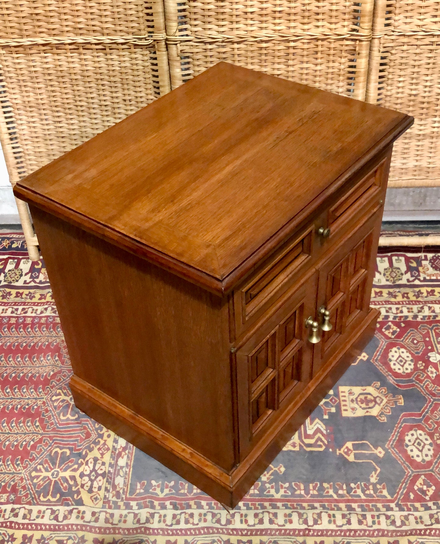 000644....Handsome Pair Of Vintage Bedside Tables