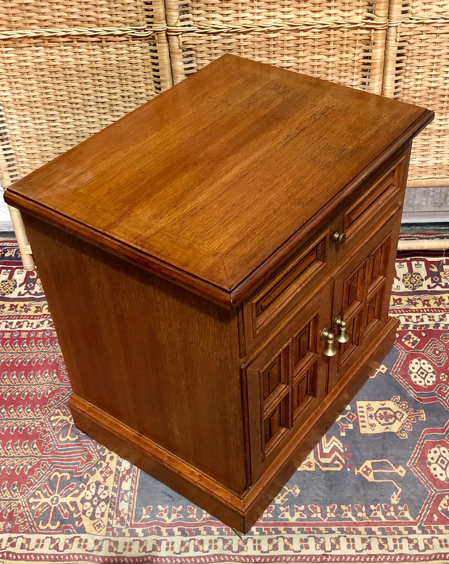 000644....Handsome Pair Of Vintage Bedside Tables