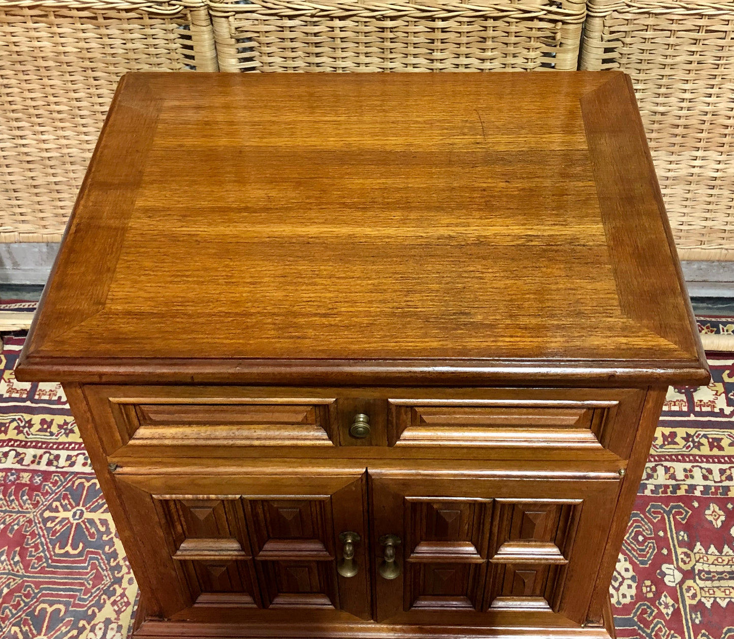 000644....Handsome Pair Of Vintage Bedside Tables