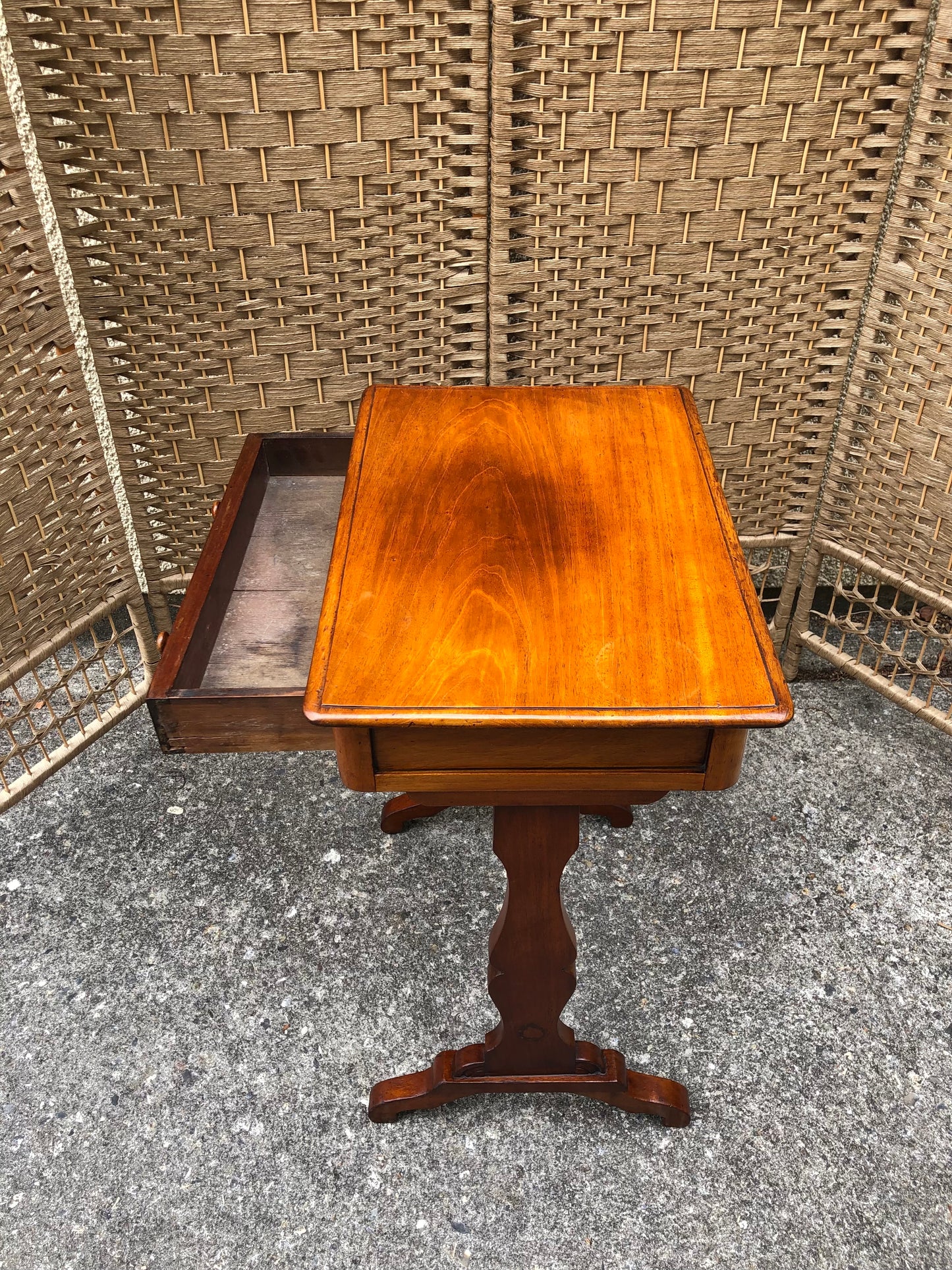 000500....Handsome Small Antique Mahogany Lamp Table