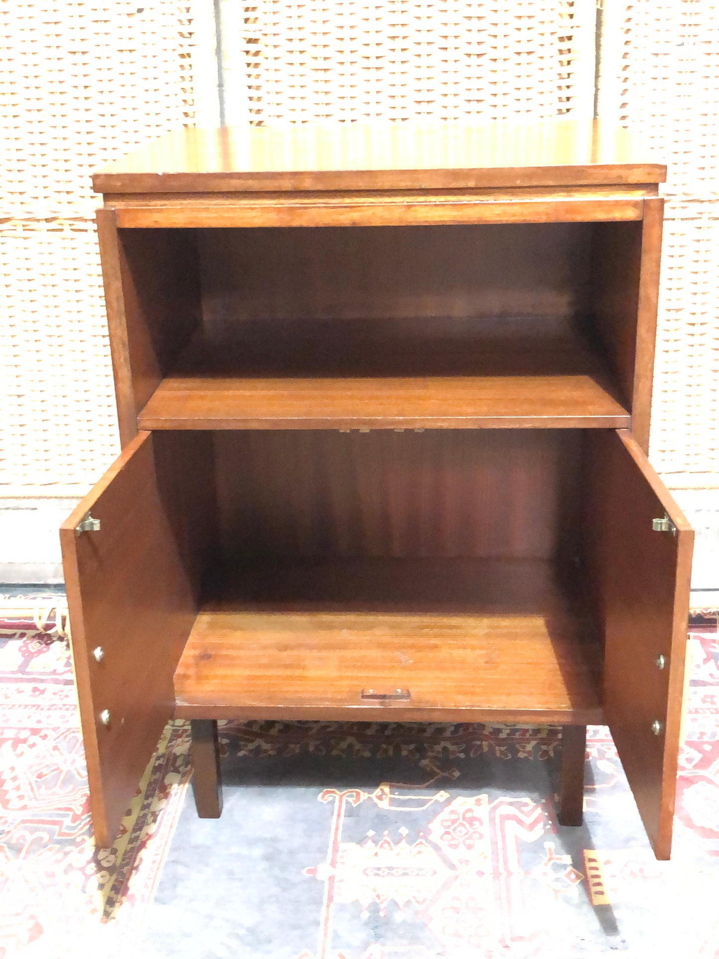 000594....Handsome Pair Of Mahogany Retro Bedside Tables