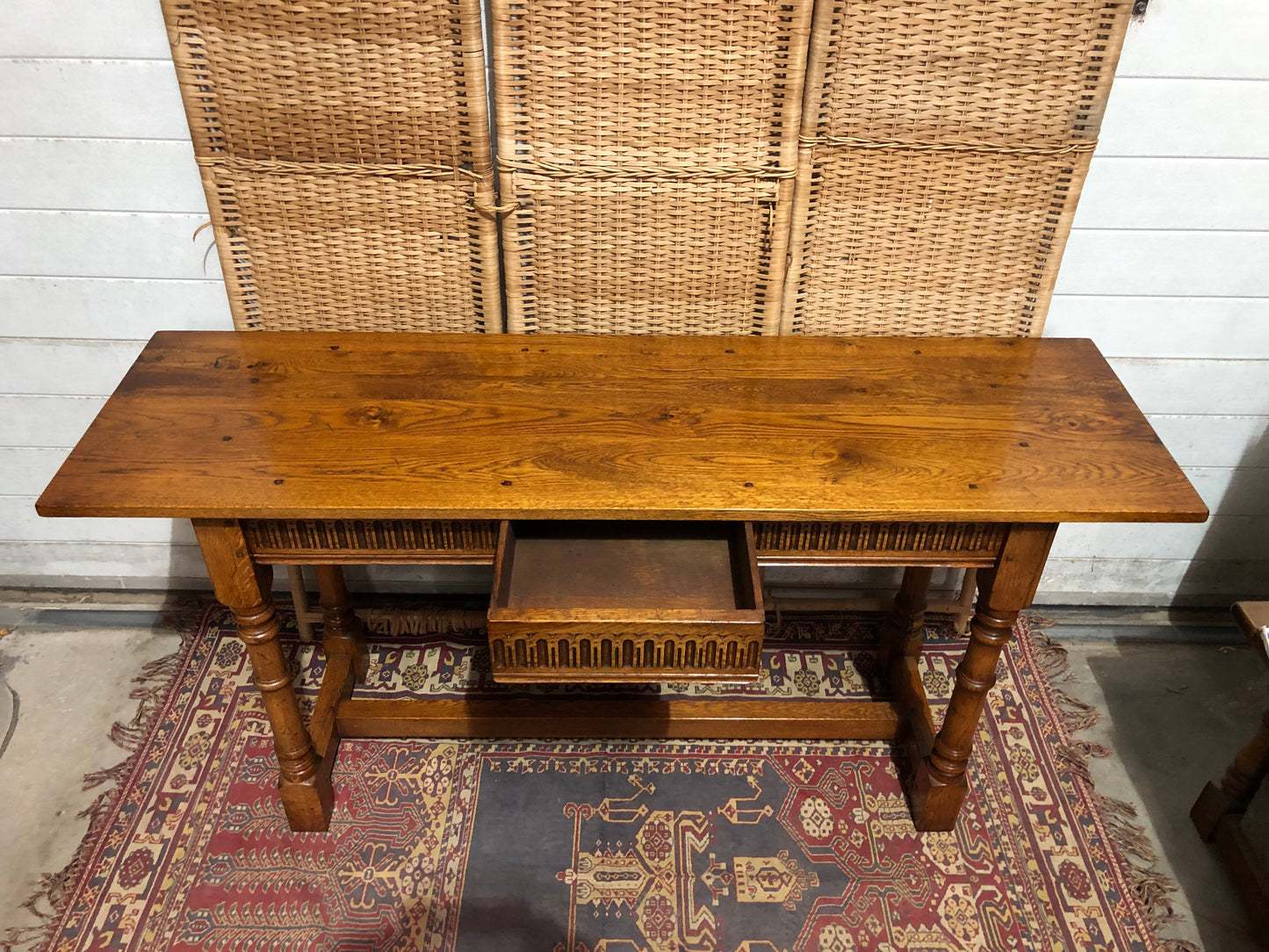 000618....Handsome Vintage Solid Oak Side/Hall Table