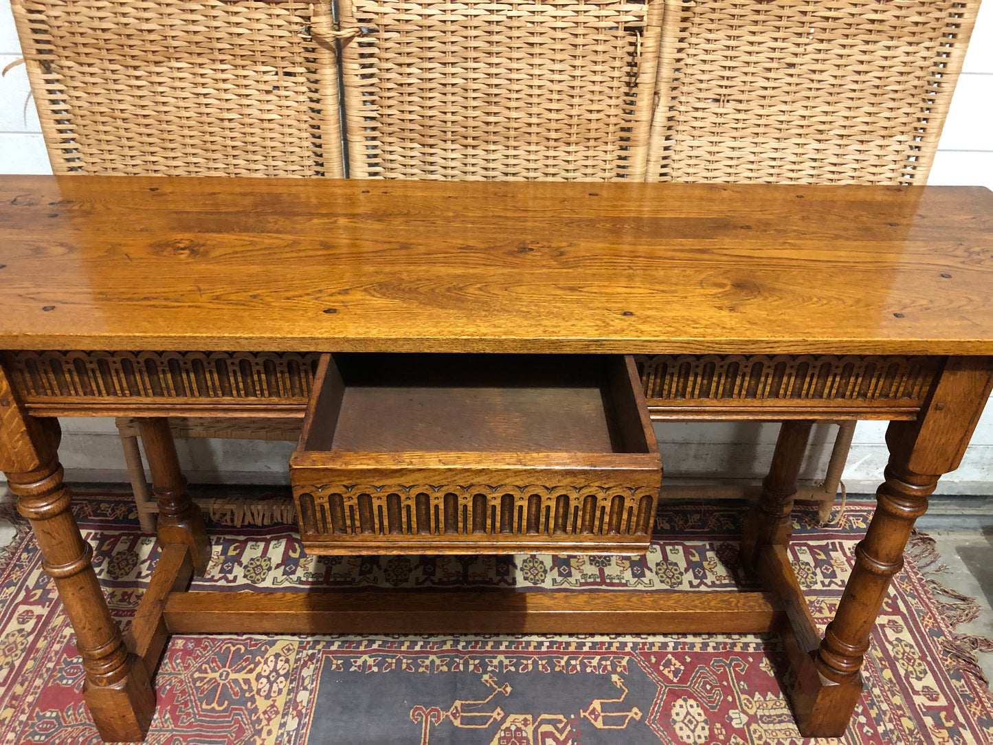 000618....Handsome Vintage Solid Oak Side/Hall Table