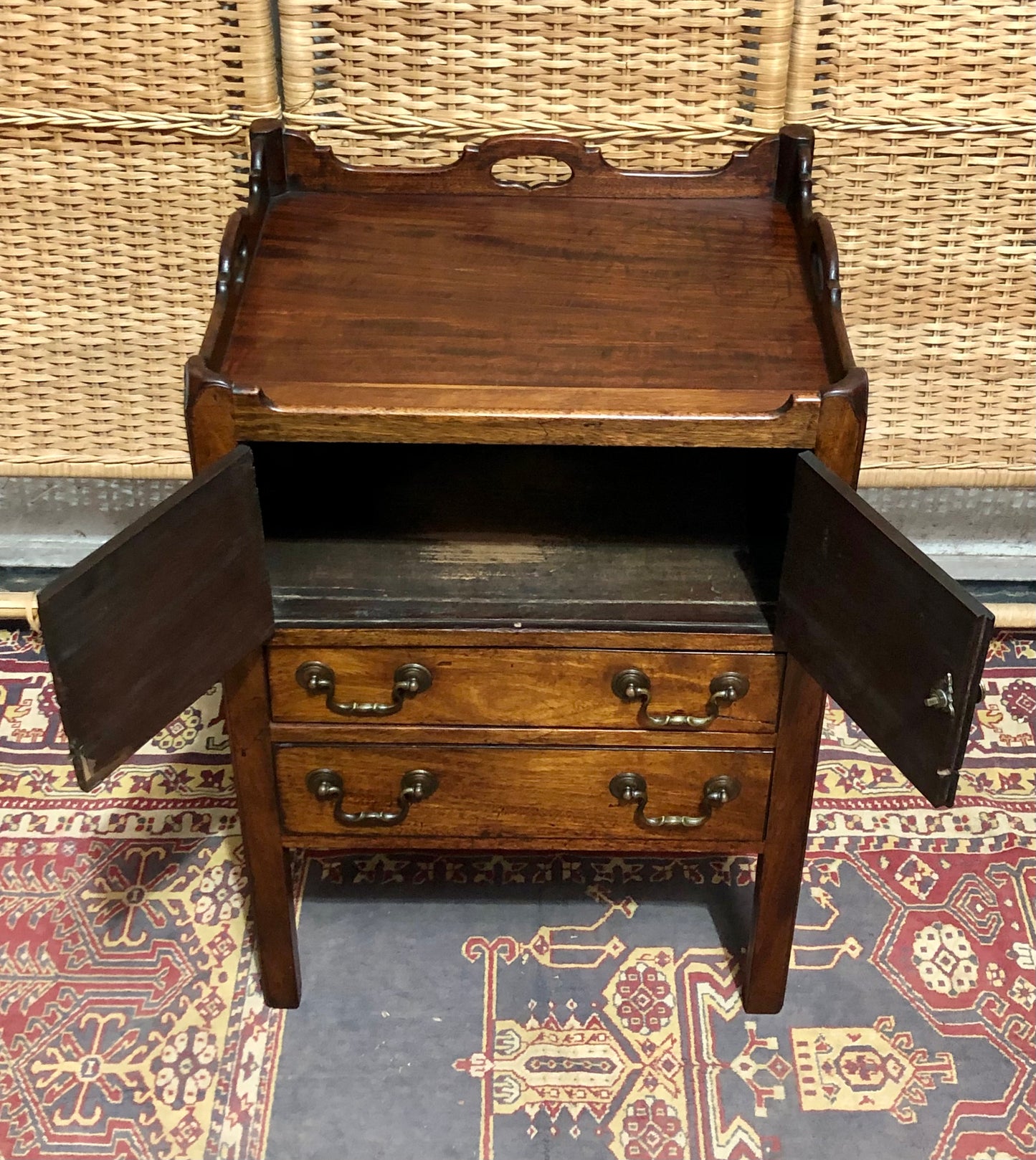 000606....Handsome George 111 Bedside /Lamp Table