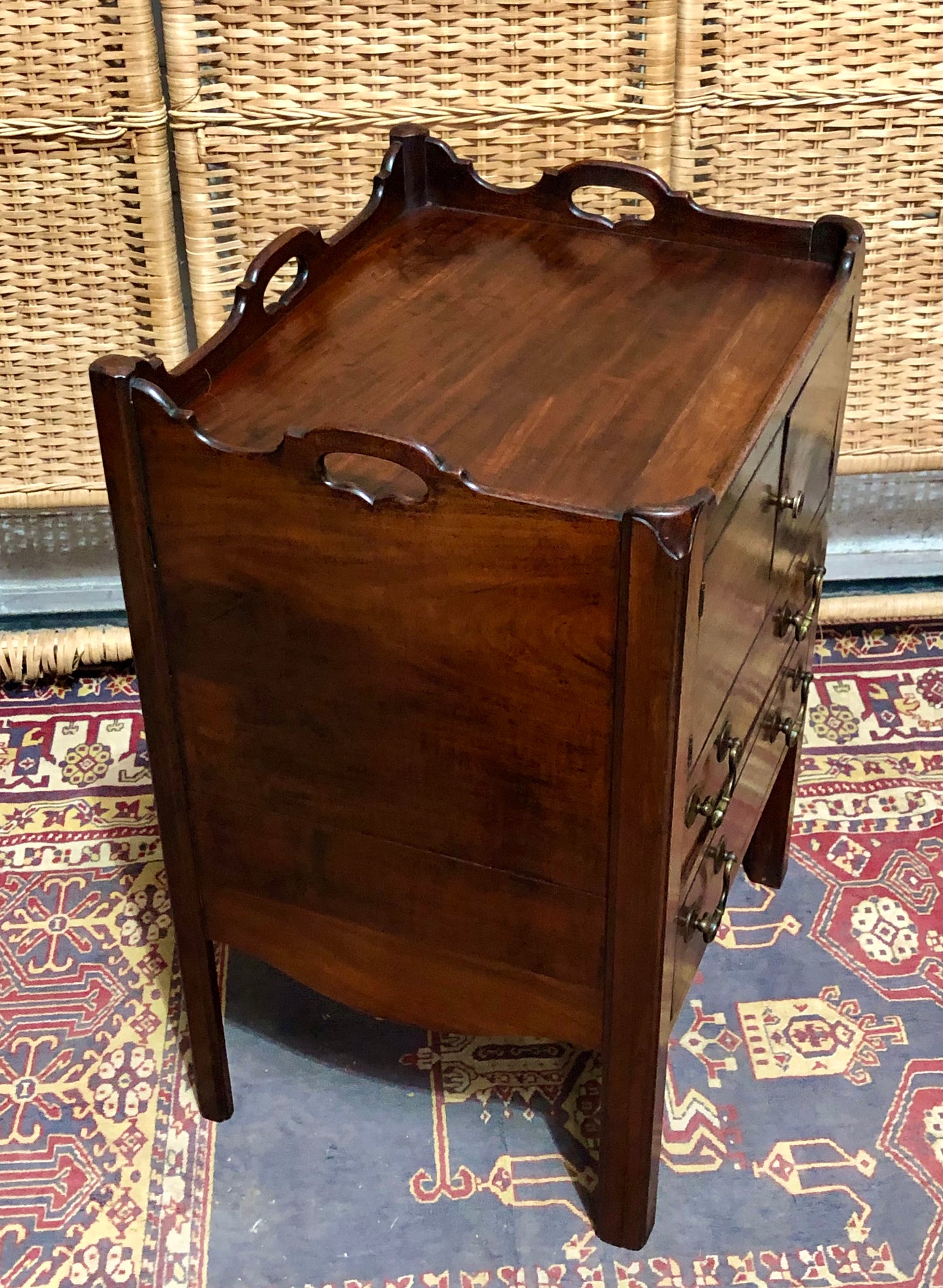 000606....Handsome George 111 Bedside /Lamp Table