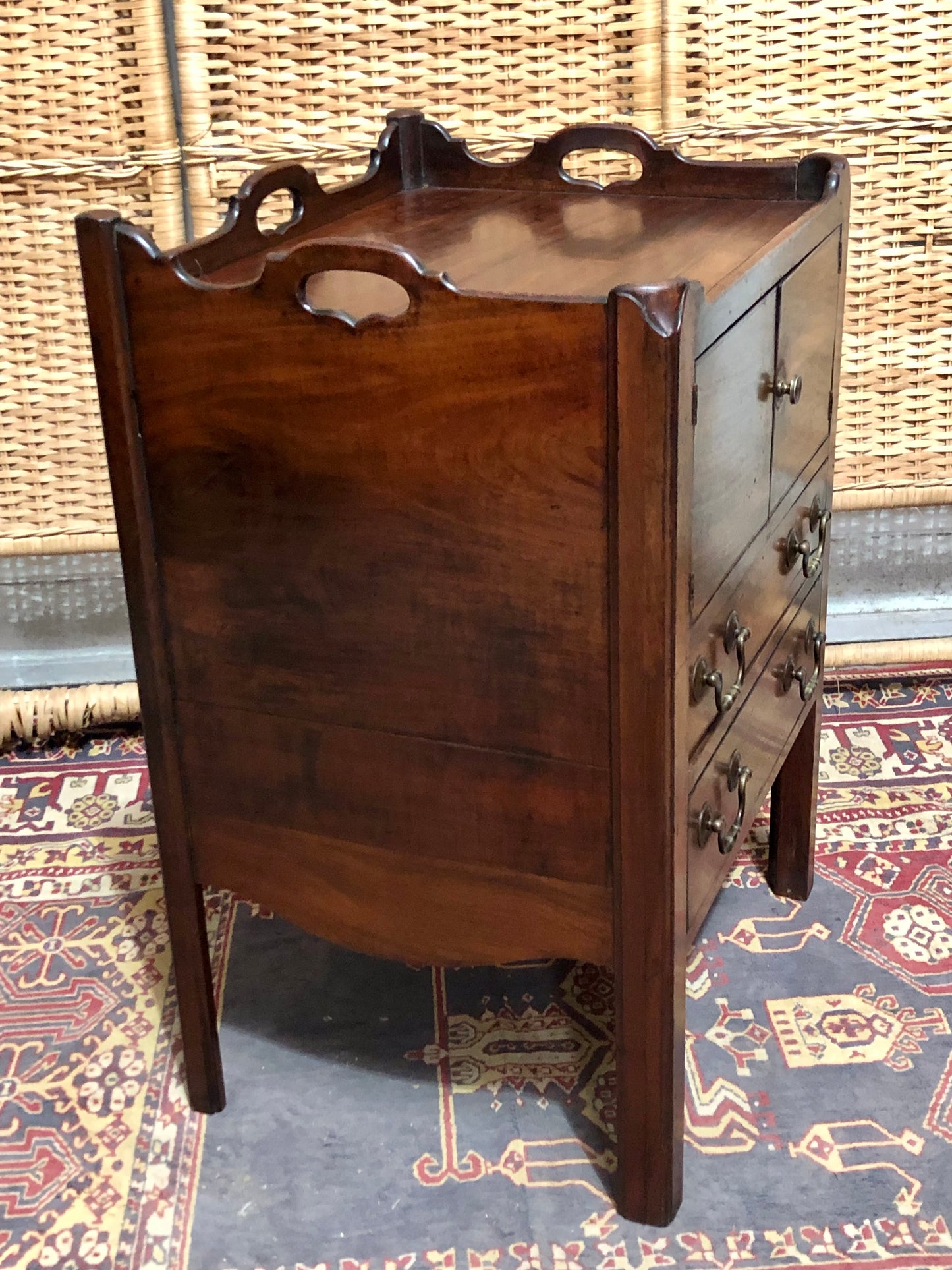 000606....Handsome George 111 Bedside /Lamp Table