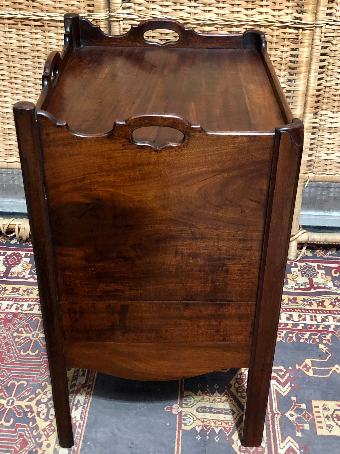 000606....Handsome George 111 Bedside /Lamp Table