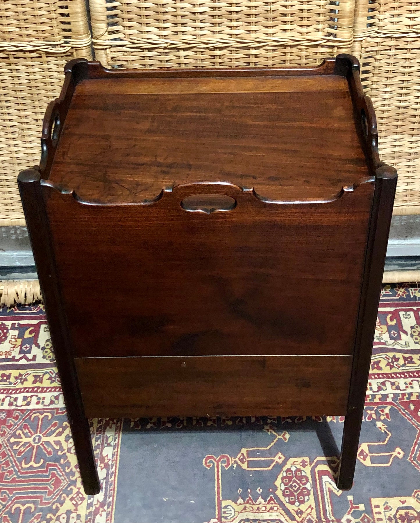 000606....Handsome George 111 Bedside /Lamp Table