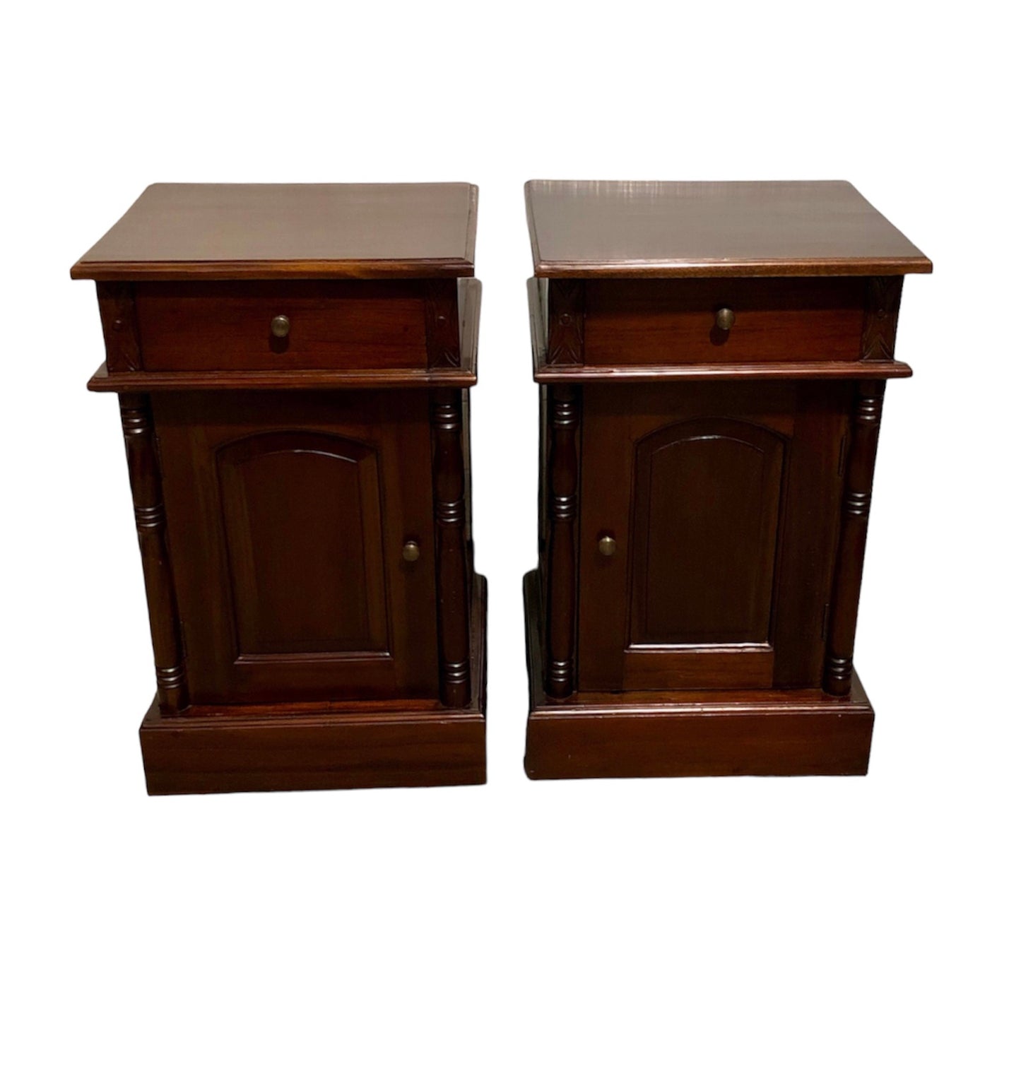 000753....Handsome Pair Of Vintage Mahogany Bedside Tables / Nightstands ( sold )
