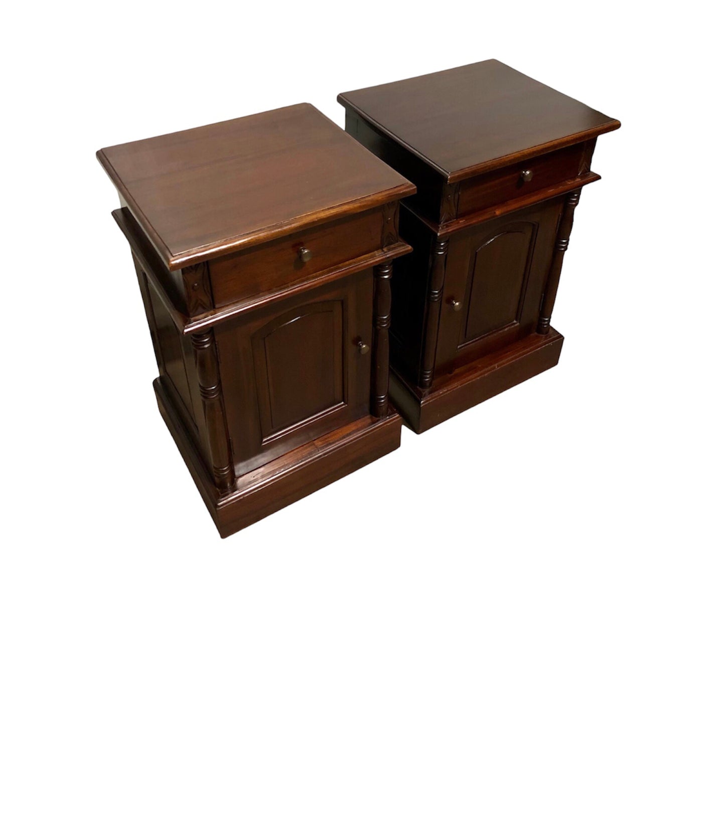 000753....Handsome Pair Of Vintage Mahogany Bedside Tables / Nightstands ( sold )