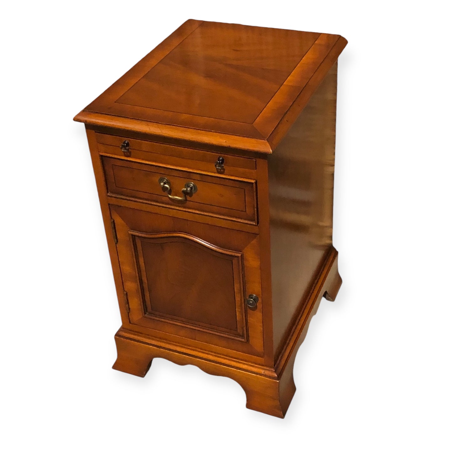 000690....Handsome Pair Of Vintage Yew Bedside Tables / Lamp Tables