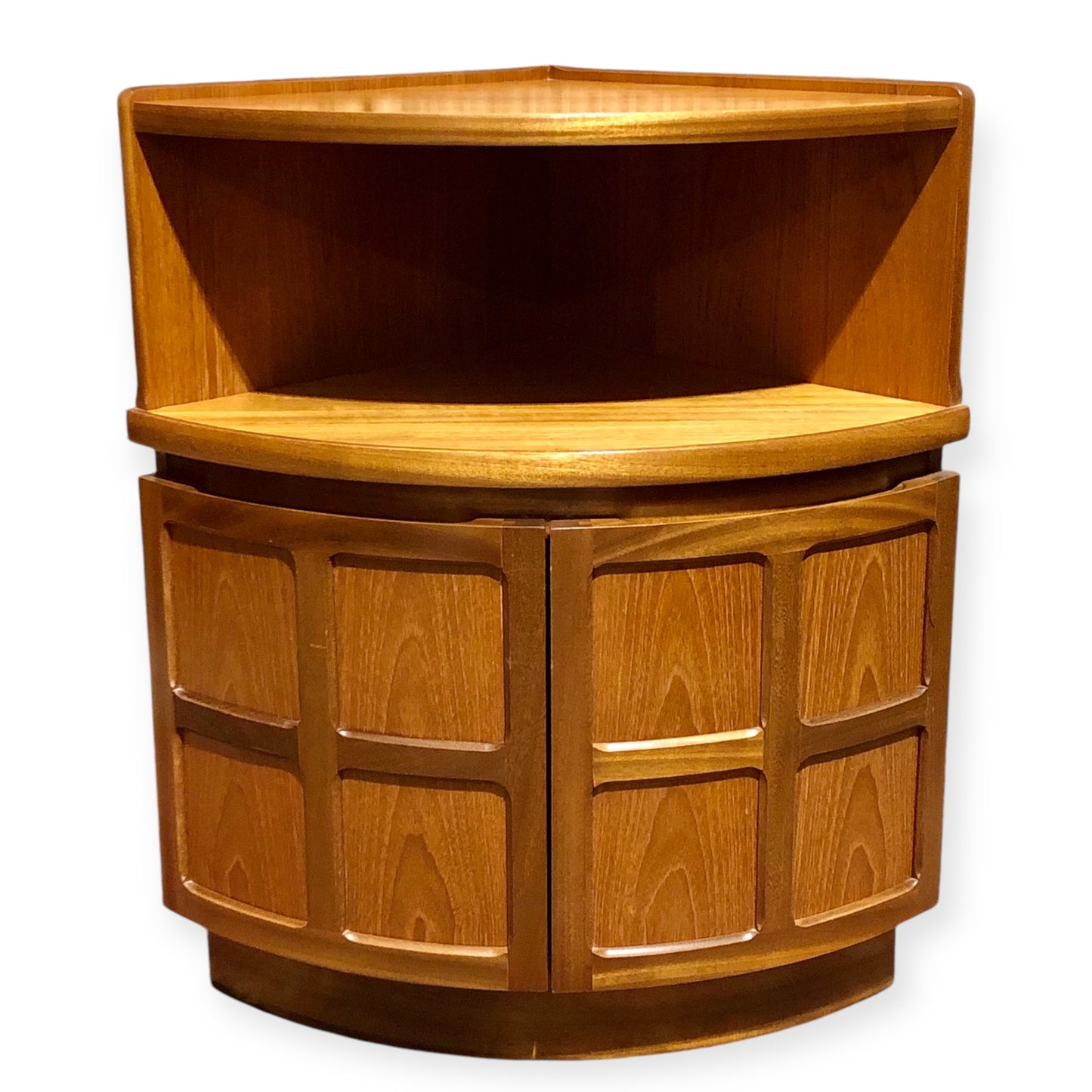 000664.... A Handsome Pair Of Retro Teak Corner Cabinets By Nathan
