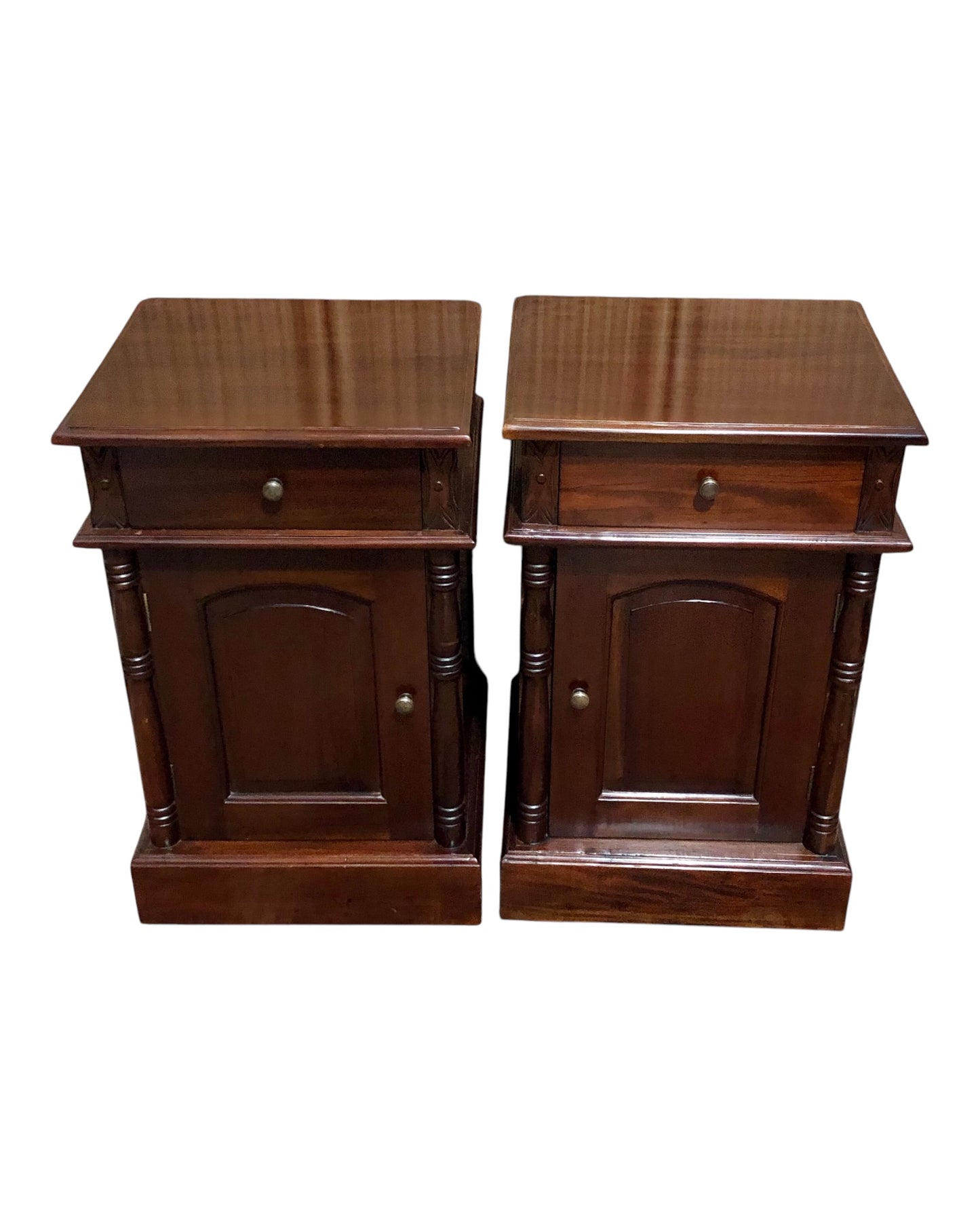 000658....Handsome Pair Of Vintage Mahogany Bedside Tables