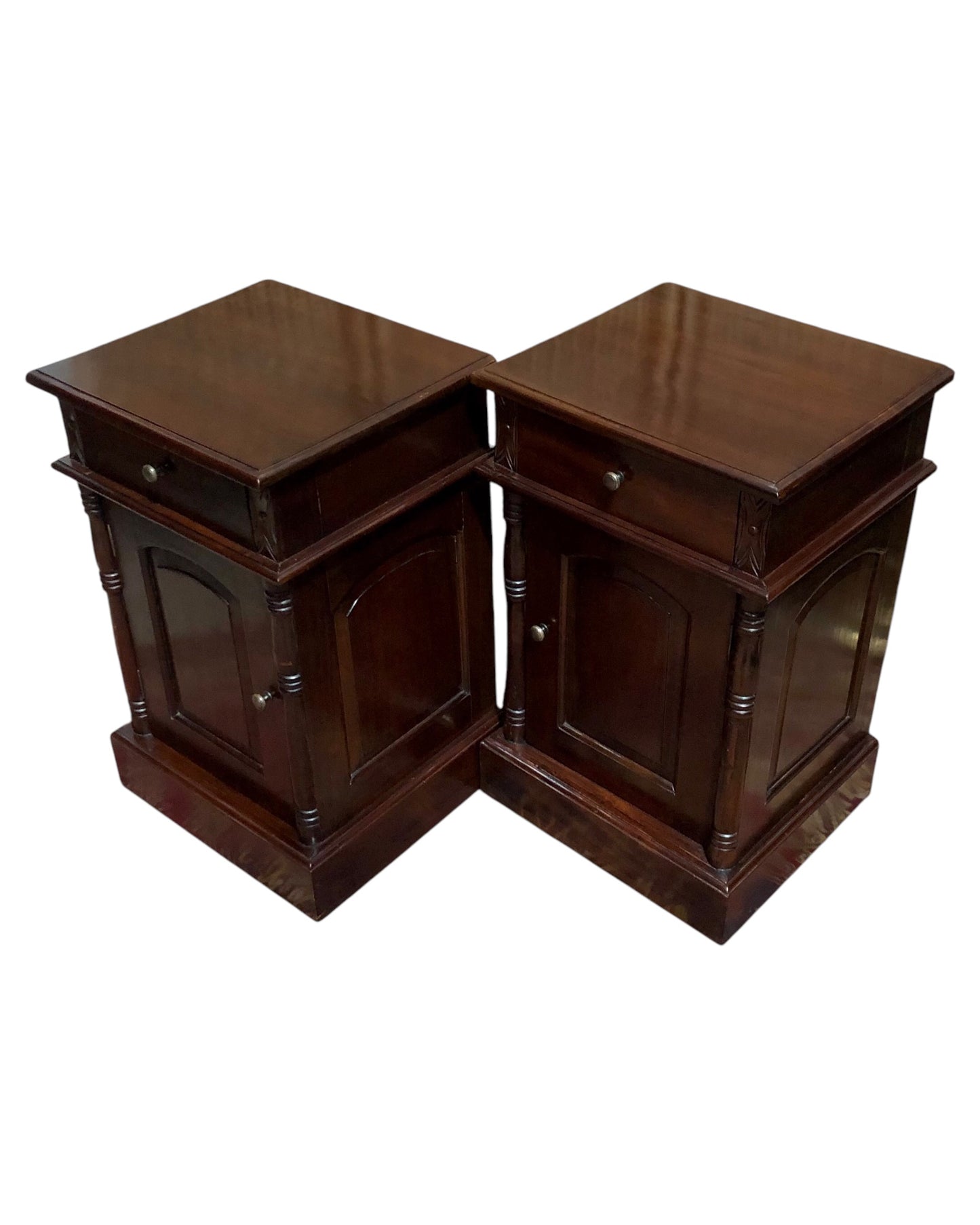 000658....Handsome Pair Of Vintage Mahogany Bedside Tables