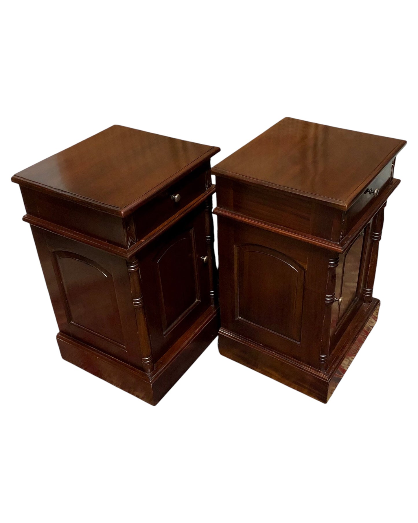 000658....Handsome Pair Of Vintage Mahogany Bedside Tables