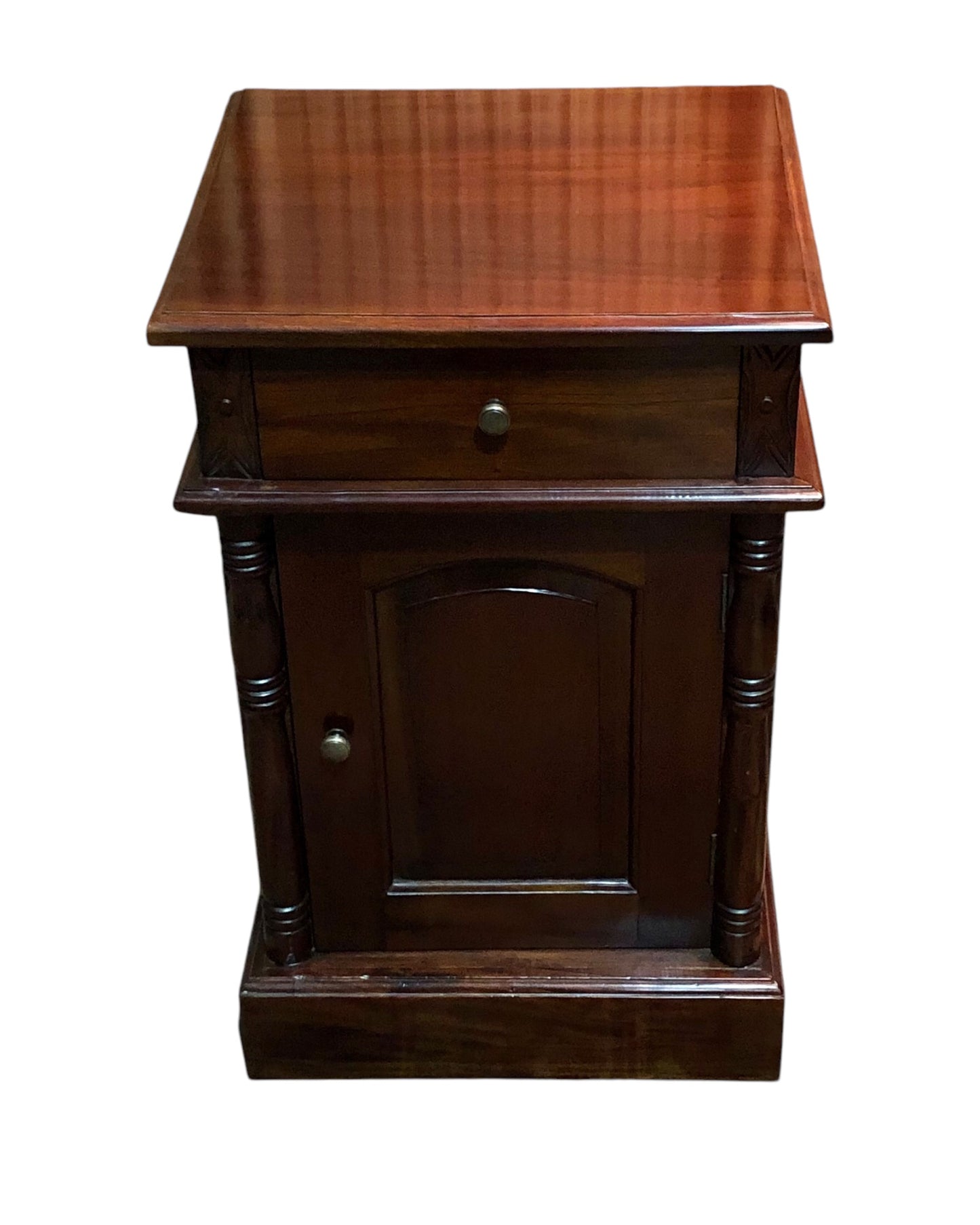 000658....Handsome Pair Of Vintage Mahogany Bedside Tables