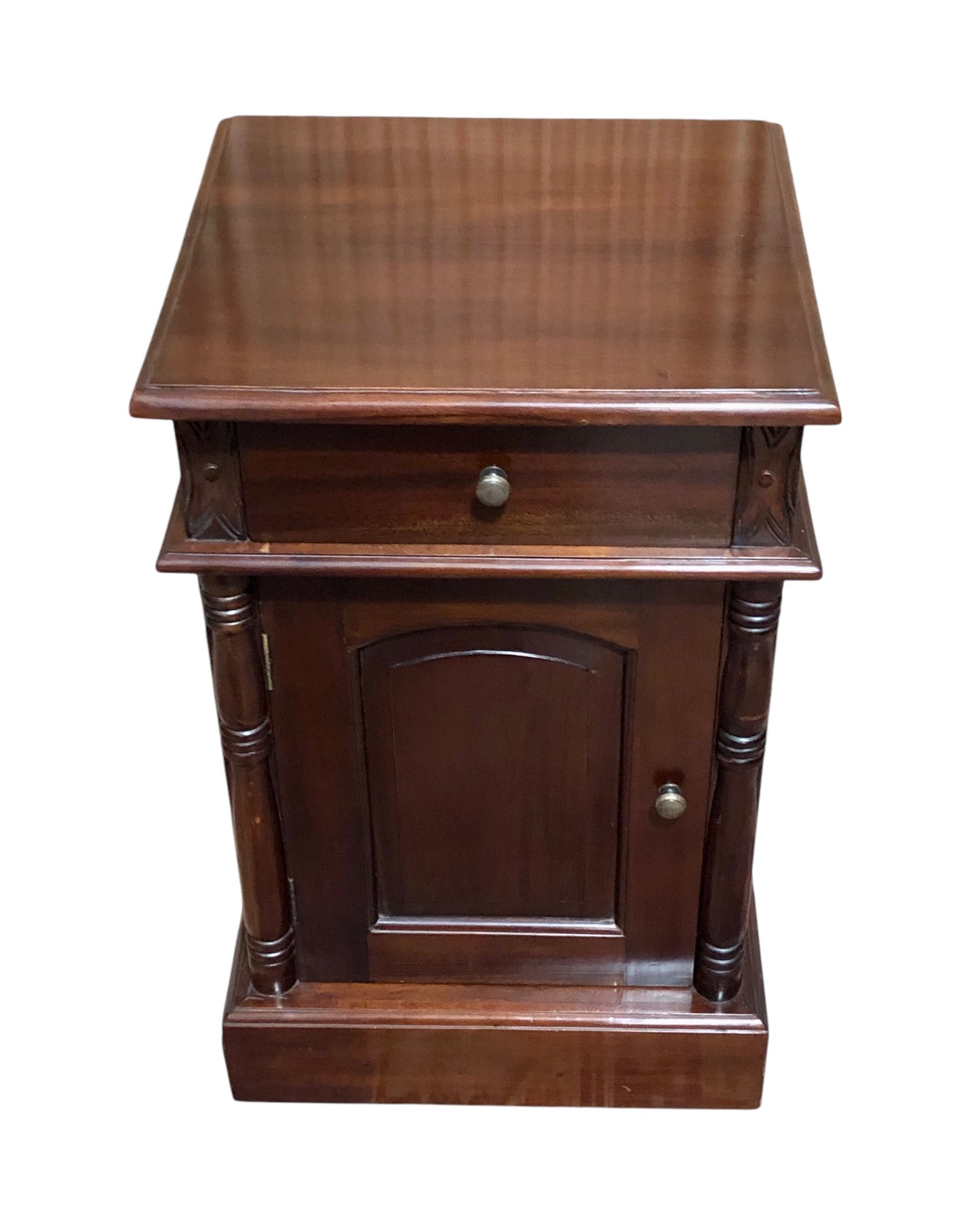 000658....Handsome Pair Of Vintage Mahogany Bedside Tables