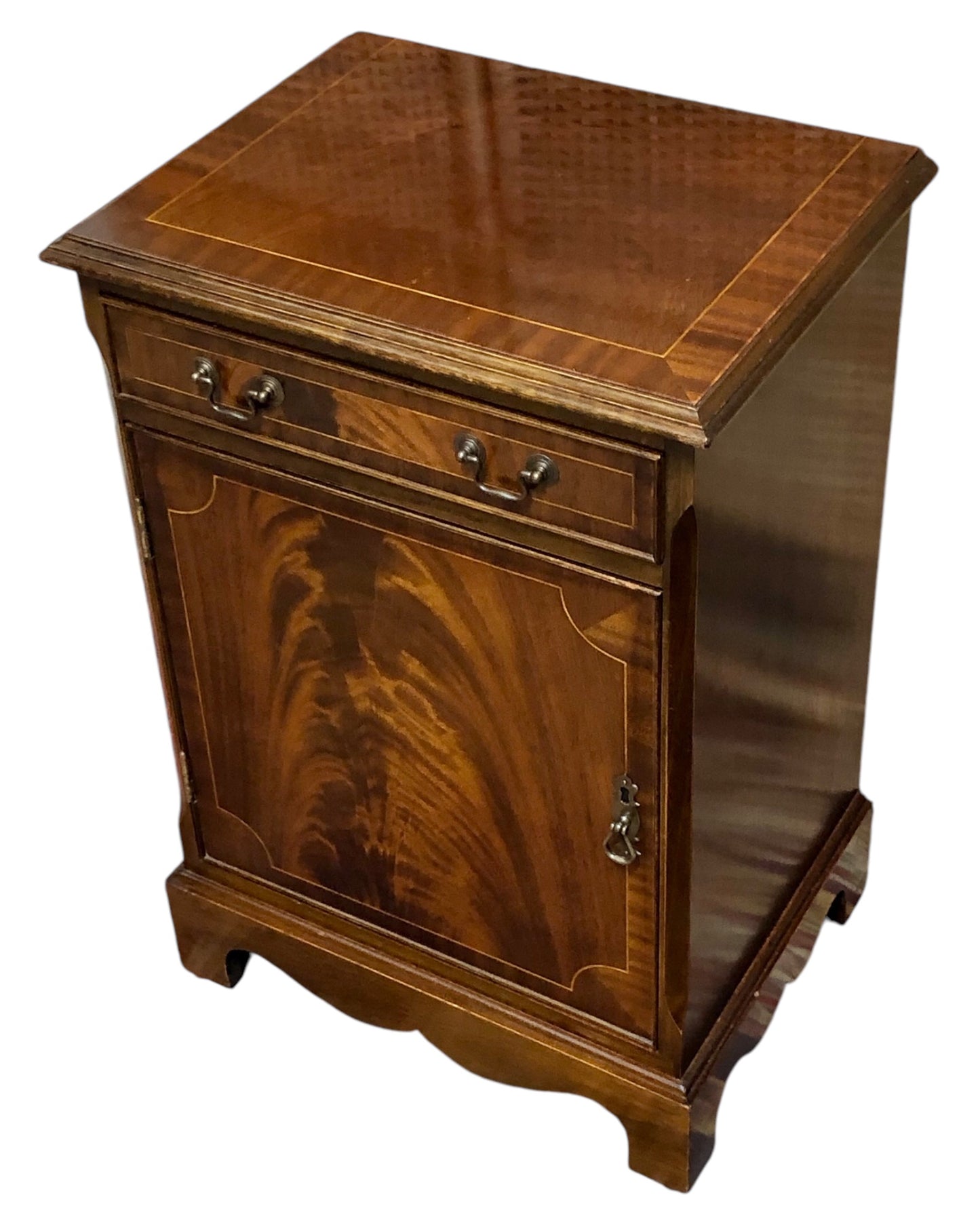 000650....Handsome Vintage Mahogany Bedside/Lamp Table