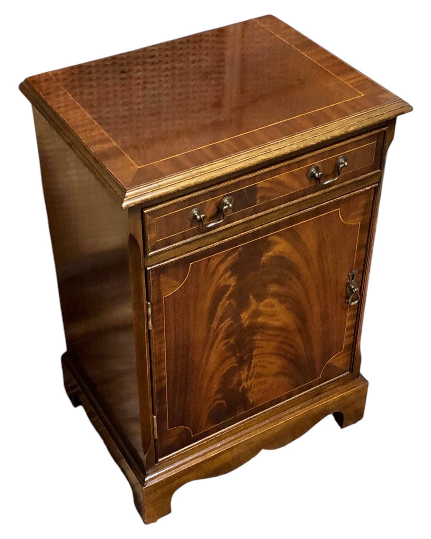 000650....Handsome Vintage Mahogany Bedside/Lamp Table