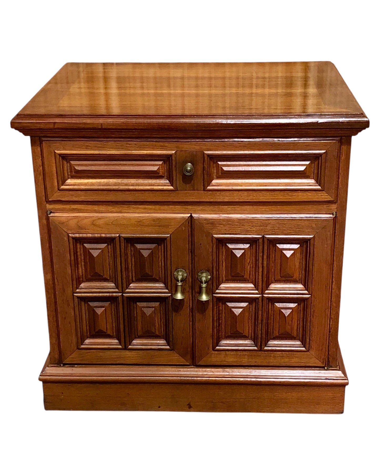 000644....Handsome Pair Of Vintage Bedside Tables
