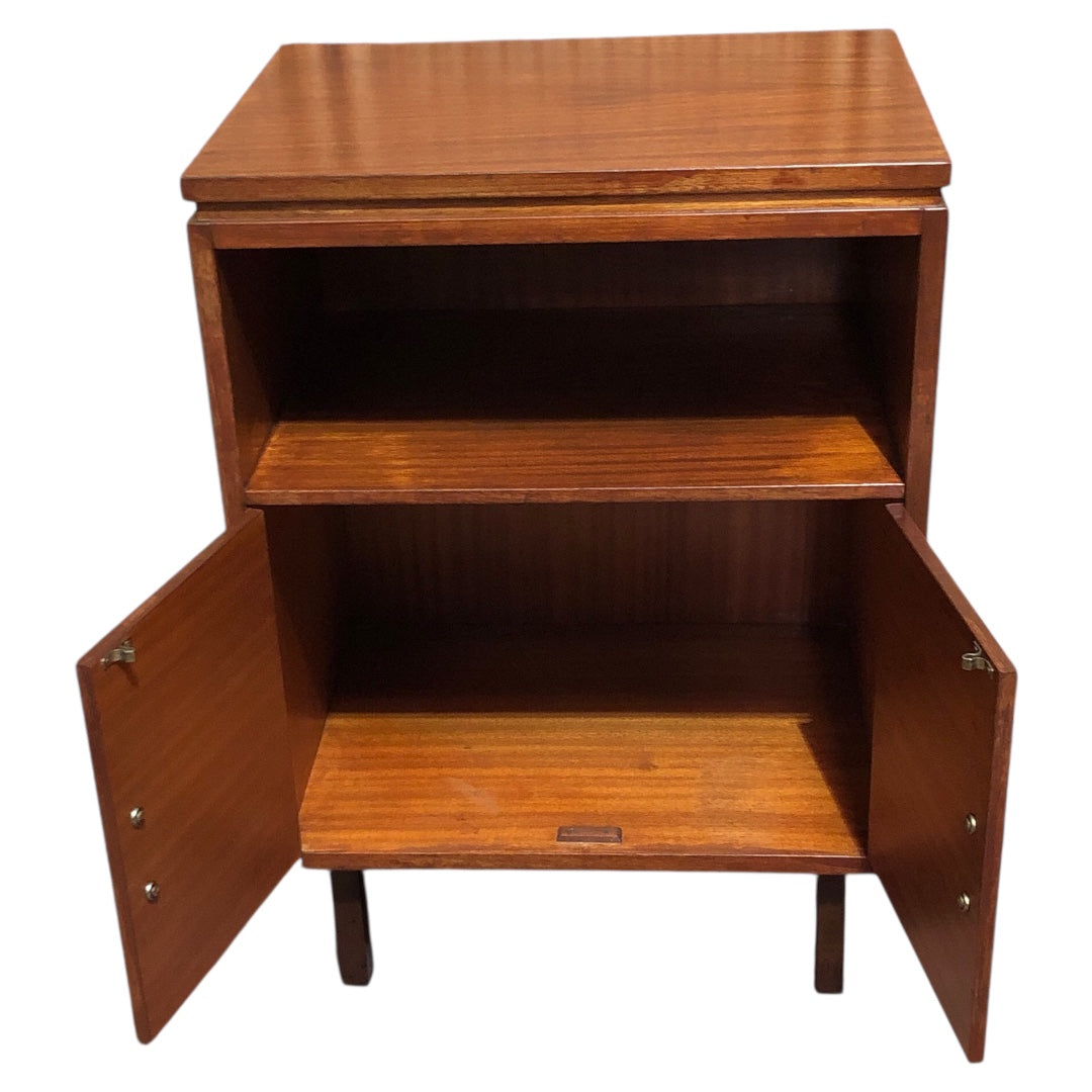 000594....Handsome Pair Of Mahogany Retro Bedside Tables