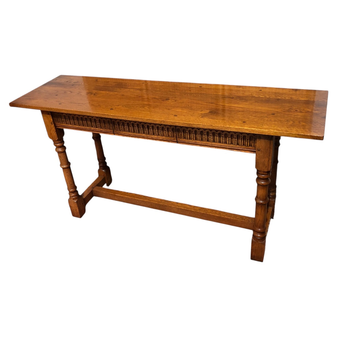 000618....Handsome Vintage Solid Oak Side/Hall Table