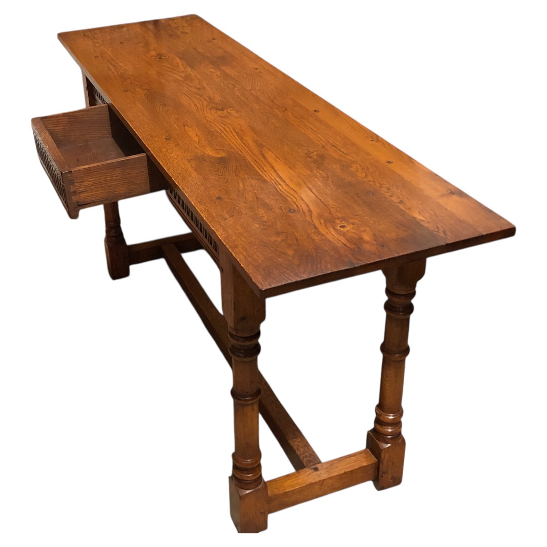 000618....Handsome Vintage Solid Oak Side/Hall Table